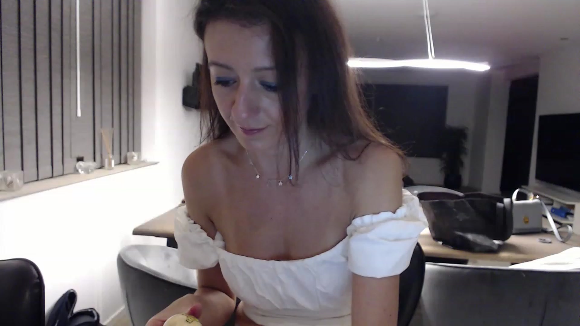 Gallery image thumbnail from Anelly's myfreecams stream on, 04/08/2023, 23:57 image 14 of 20