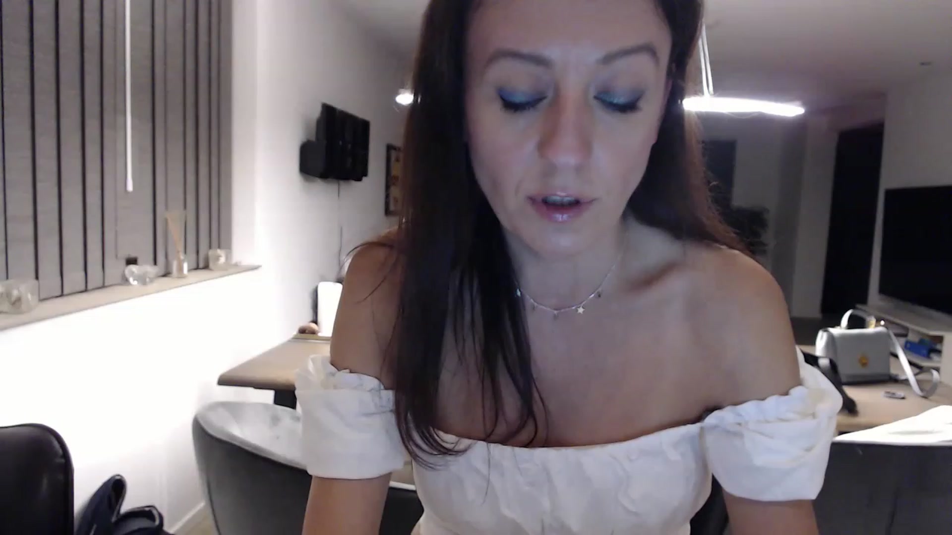 Gallery image thumbnail from Anelly's myfreecams stream on, 04/08/2023, 23:57 image 8 of 20