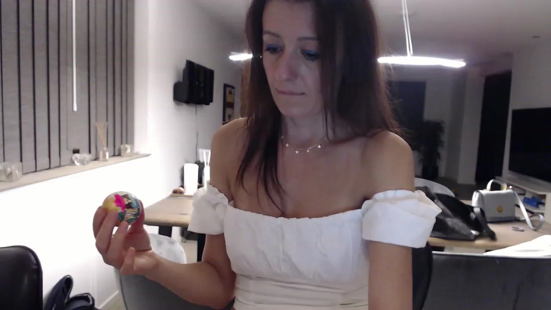 Gallery image thumbnail from Anelly's myfreecams stream on, 04/08/2023, 23:57 image 12 of 20