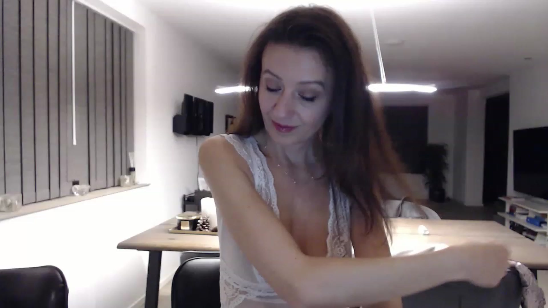 Gallery image thumbnail from Anelly's myfreecams stream on, 05/05/2023, 22:36 image 6 of 20