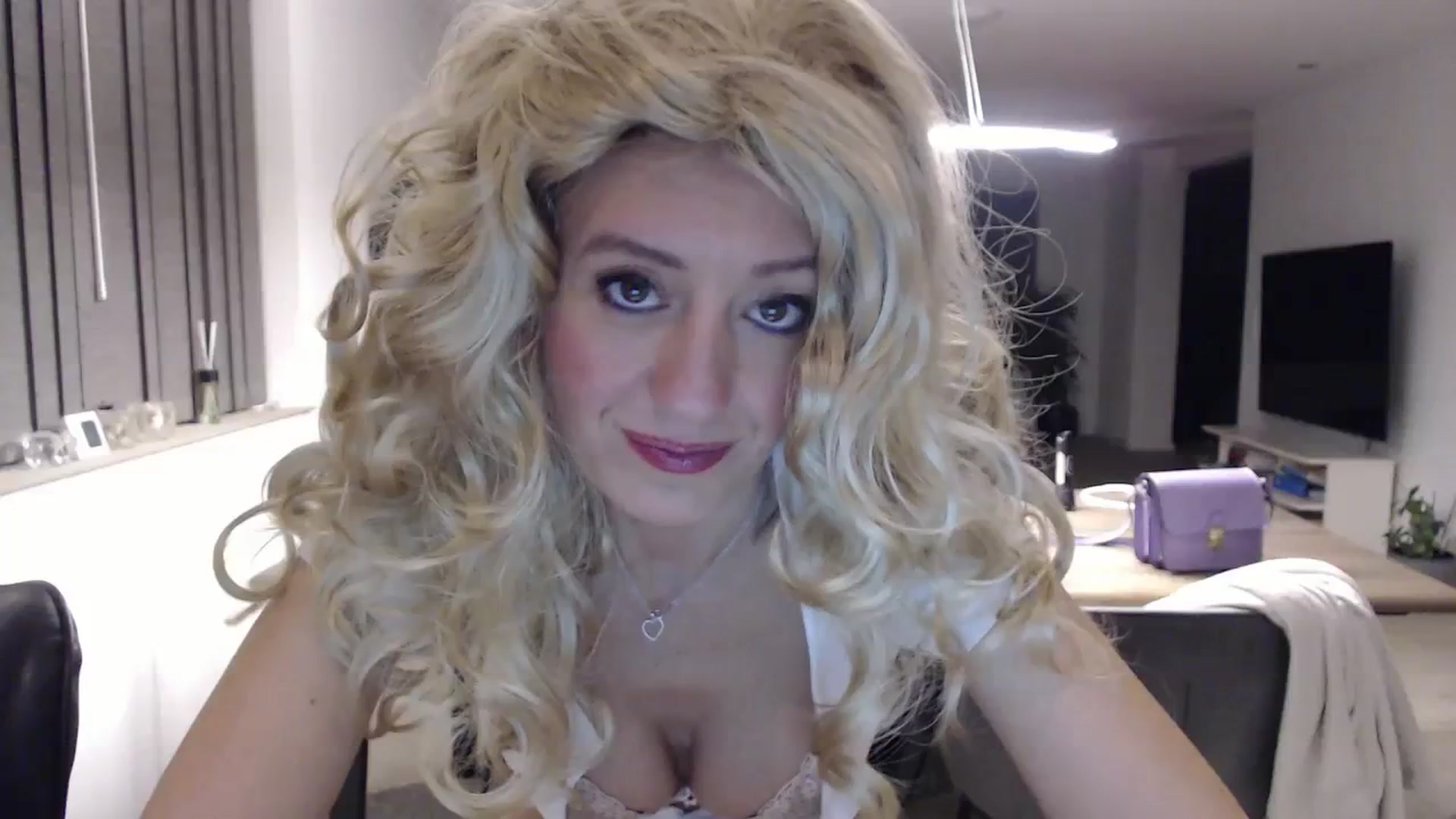 Gallery image thumbnail from Anelly's myfreecams stream on, 11/05/2023, 24:03 image 3 of 20