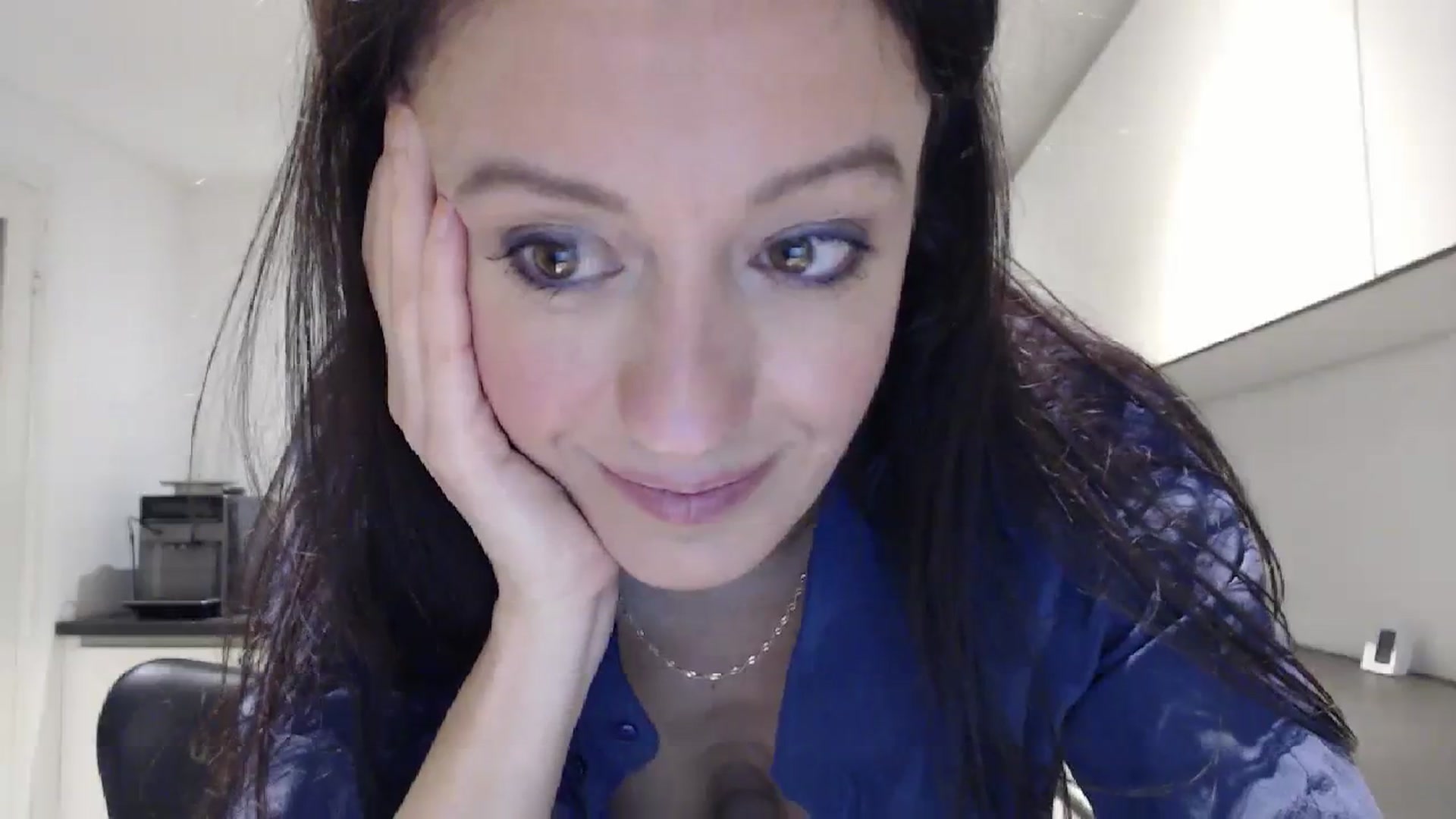 Gallery image thumbnail from Anelly's myfreecams stream on, 02/04/2024, 02:51 image 13 of 20