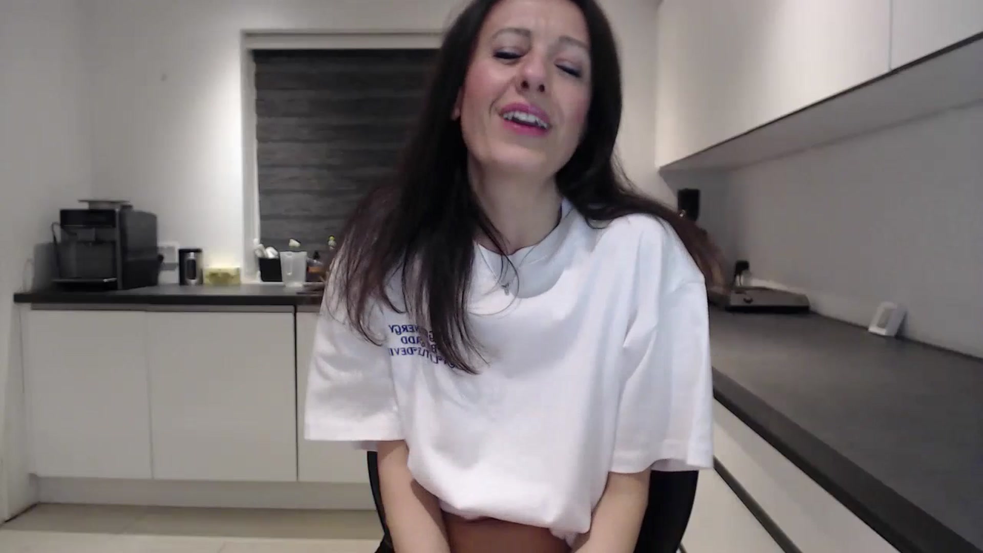 Gallery image thumbnail from Anelly's myfreecams stream on, 03/31/2024, 01:02 image 12 of 20