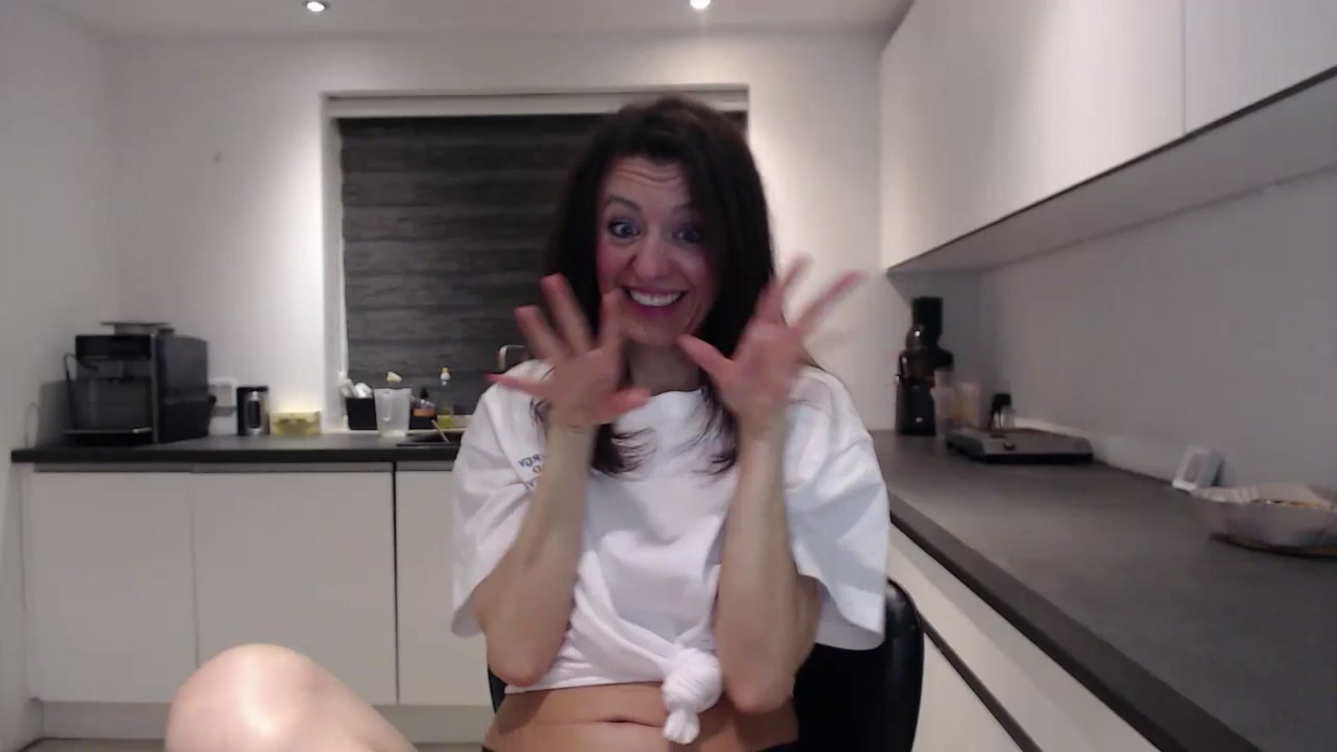 Gallery image thumbnail from Anelly's myfreecams stream on, 03/31/2024, 02:19 image 15 of 20