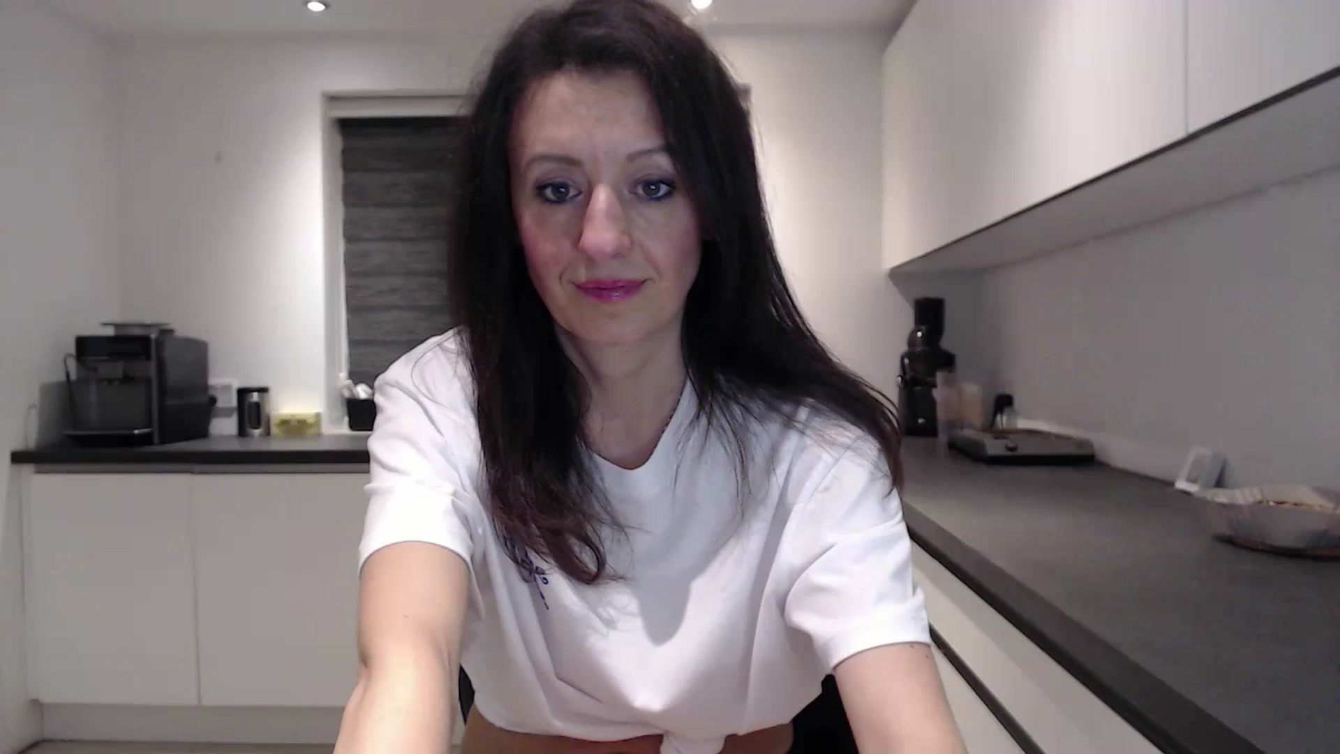 Gallery image thumbnail from Anelly's myfreecams stream on, 03/31/2024, 02:19 image 10 of 20