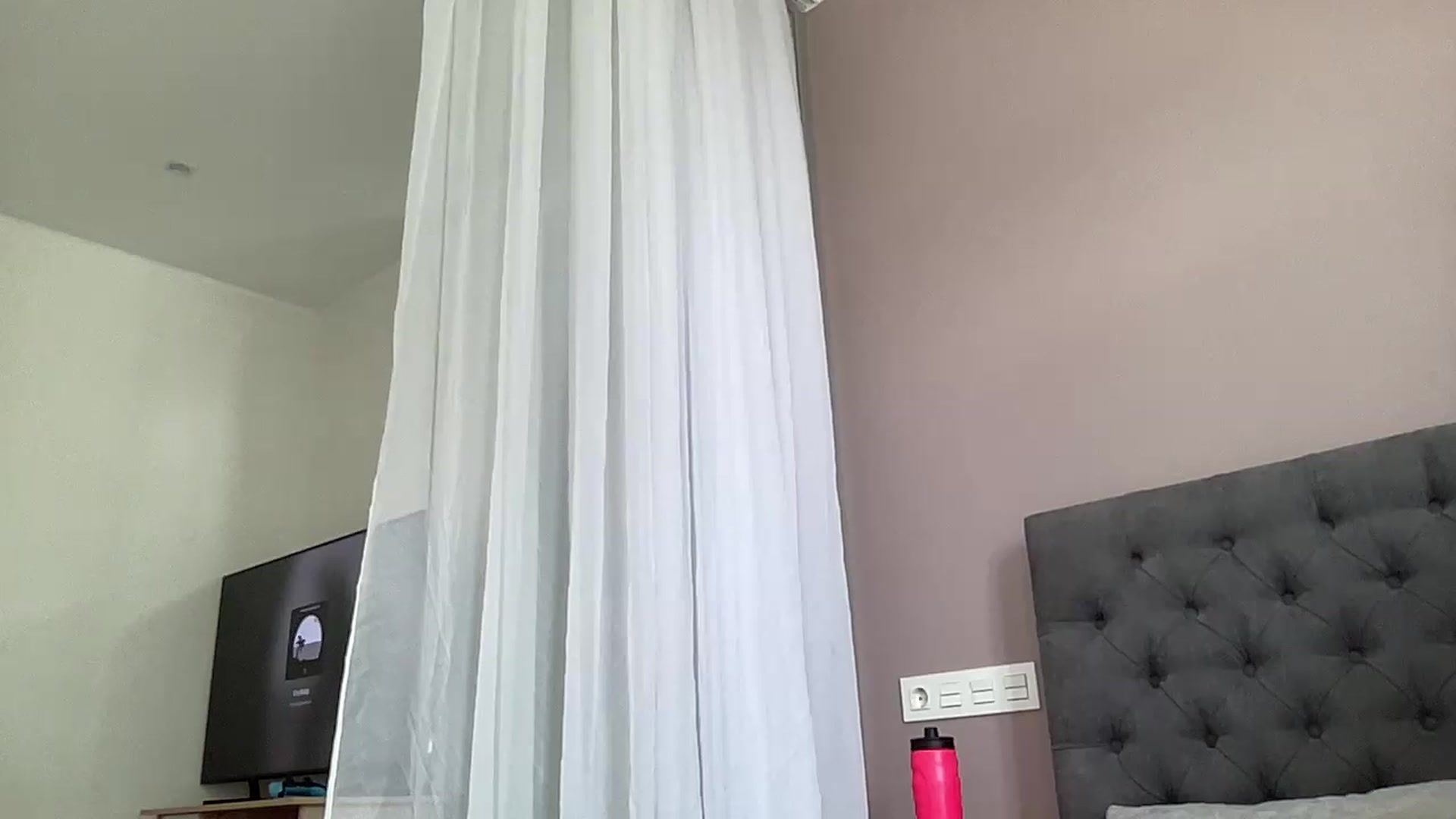Gallery image thumbnail from AnettiRosseee's myfreecams stream on, 07/19/2026, 11:24 image 10 of 20
