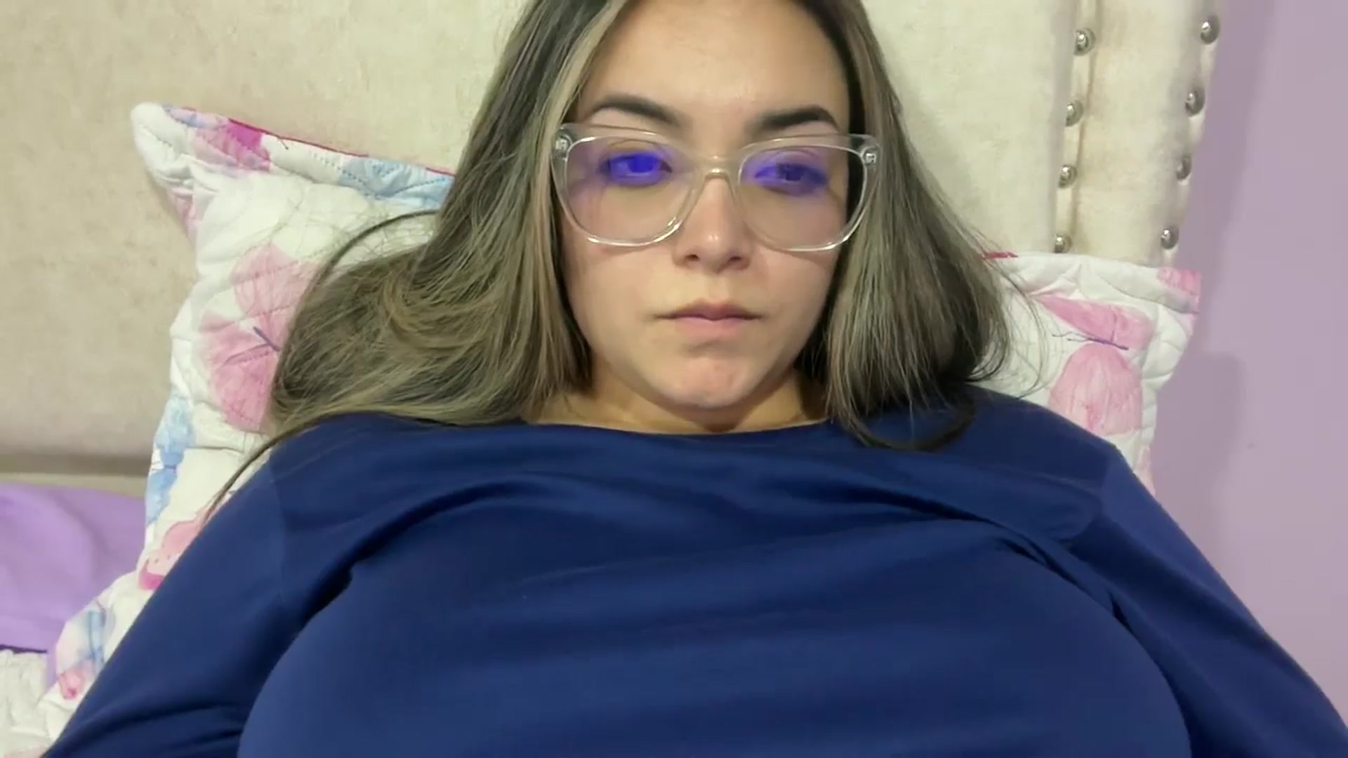 Gallery image thumbnail from Angel98_'s myfreecams stream on, 05/27/2025, 01:05 image 18 of 20