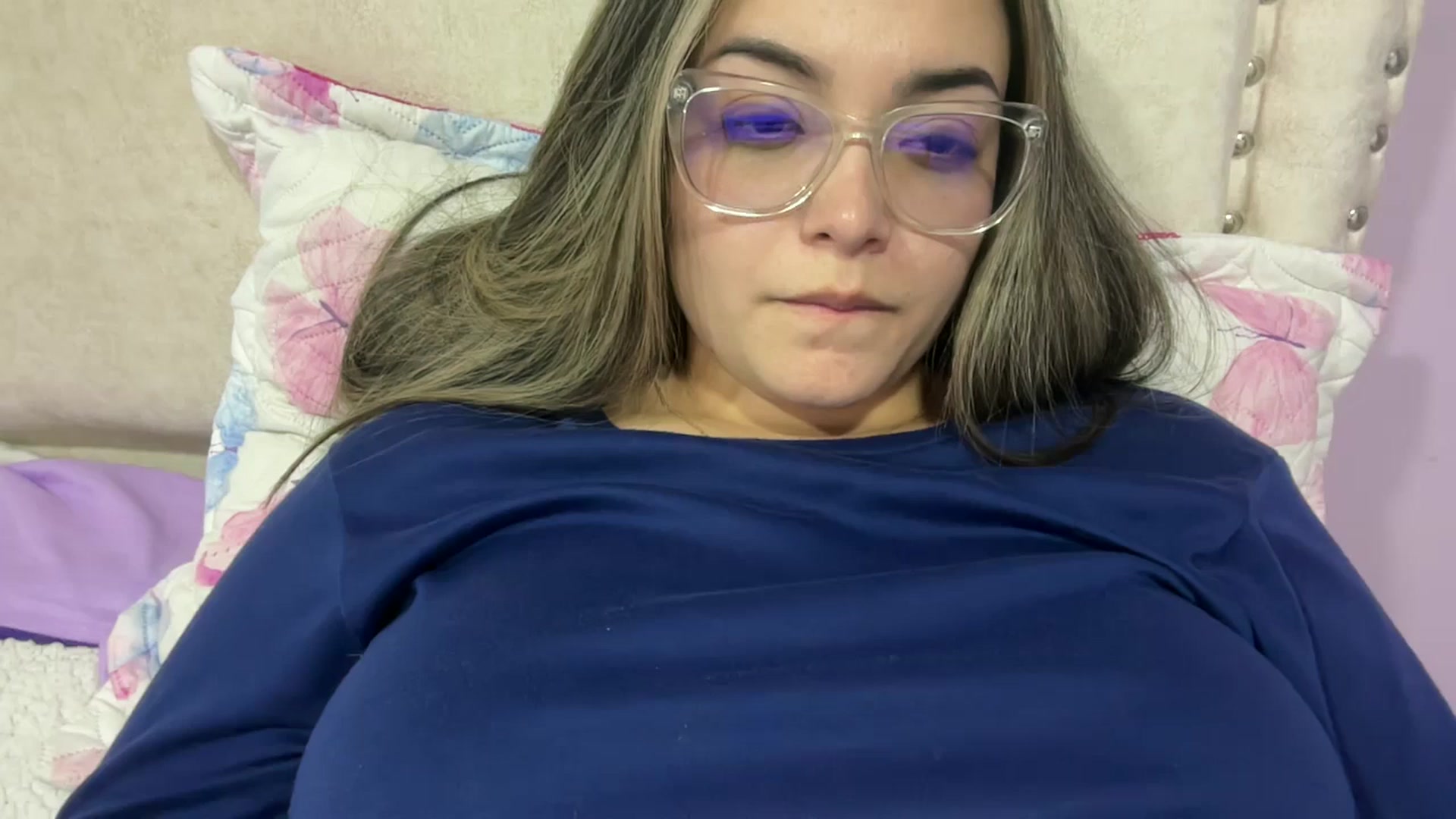 Gallery image thumbnail from Angel98_'s myfreecams stream on, 05/27/2025, 01:05 image 17 of 20