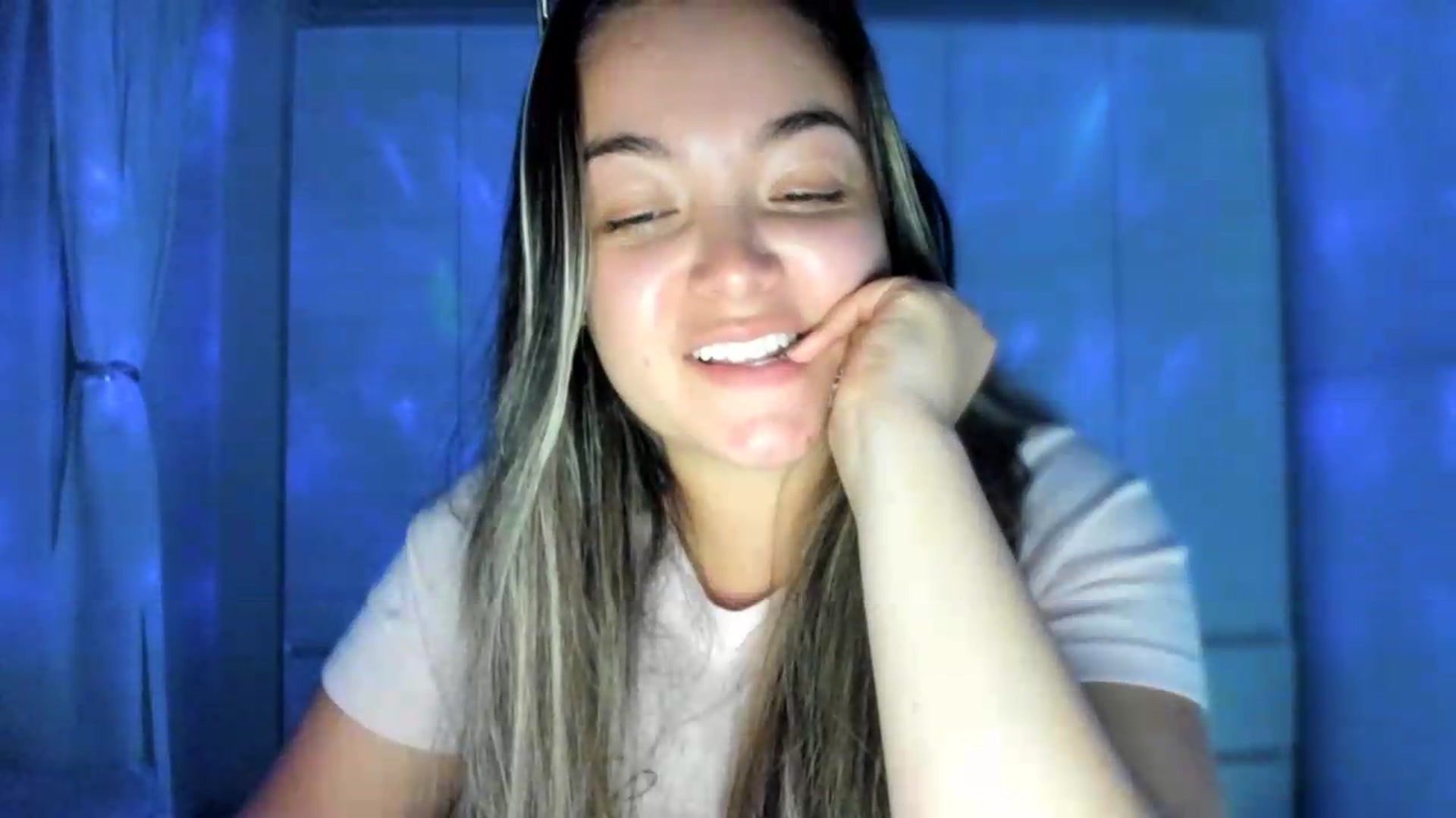 Gallery image thumbnail from Angel98_'s myfreecams stream on, 08/12/2026, 02:07 image 15 of 20