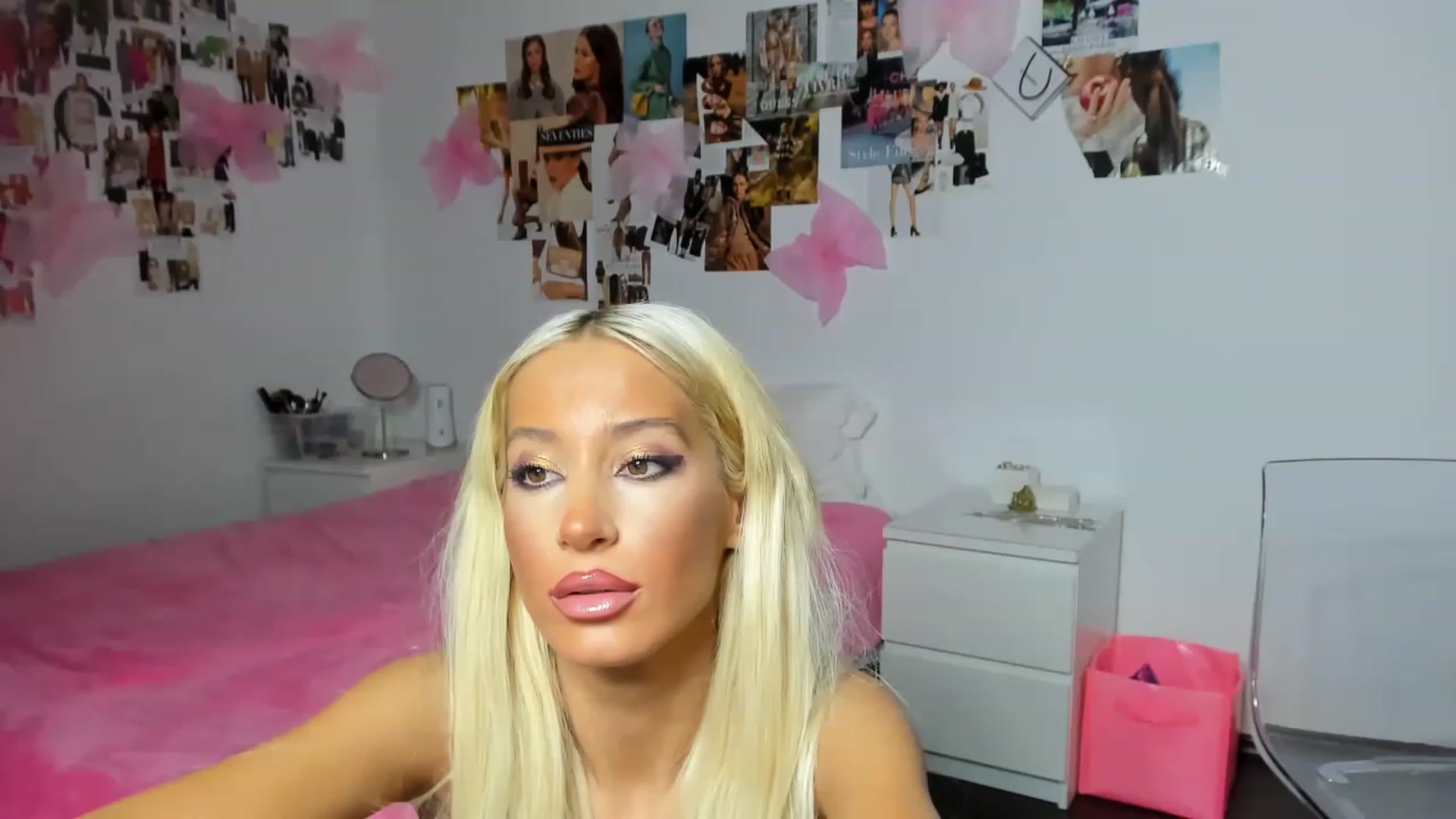 Gallery image thumbnail from AngelEnergyC's myfreecams stream on, 11/25/2022, 20:57 image 15 of 20