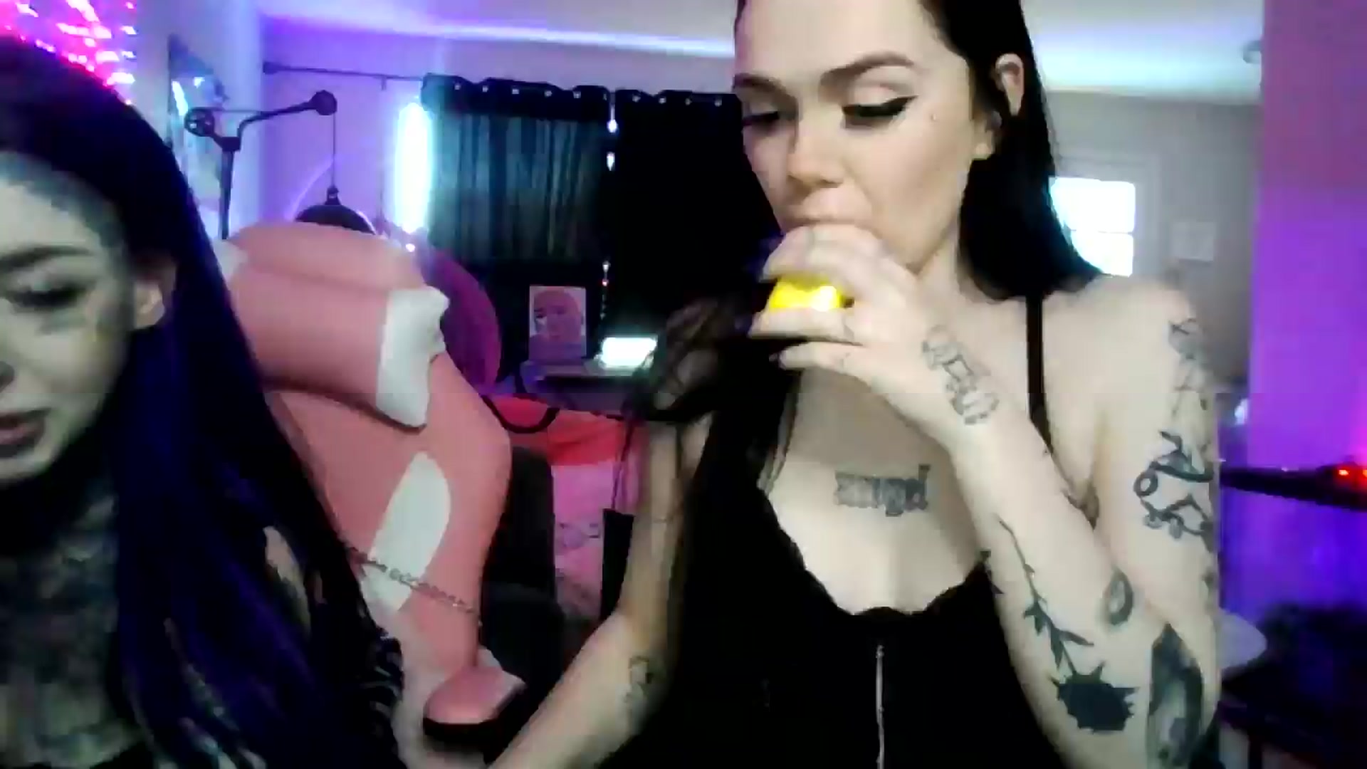 Gallery image thumbnail from AngelLips321's myfreecams stream on, 02/01/2025, 23:06 image 1 of 20