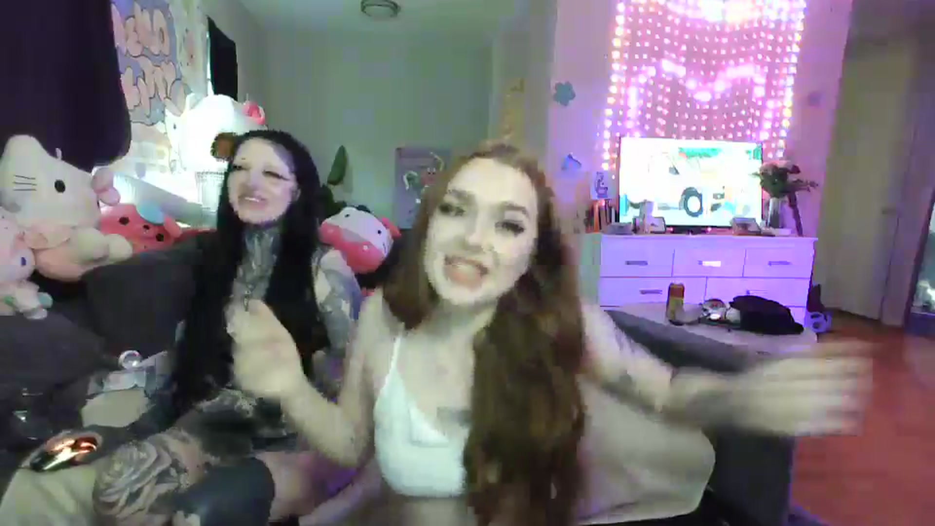 Gallery image thumbnail from AngelLips321's myfreecams stream on, 06/25/2025, 24:00 image 3 of 20