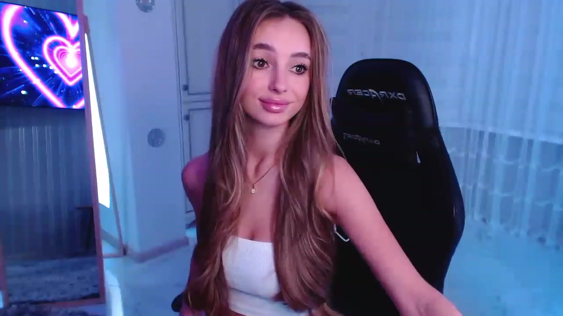 Gallery image thumbnail from AngelLove__'s myfreecams stream on, 12/01/2022, 23:49 image 1 of 20