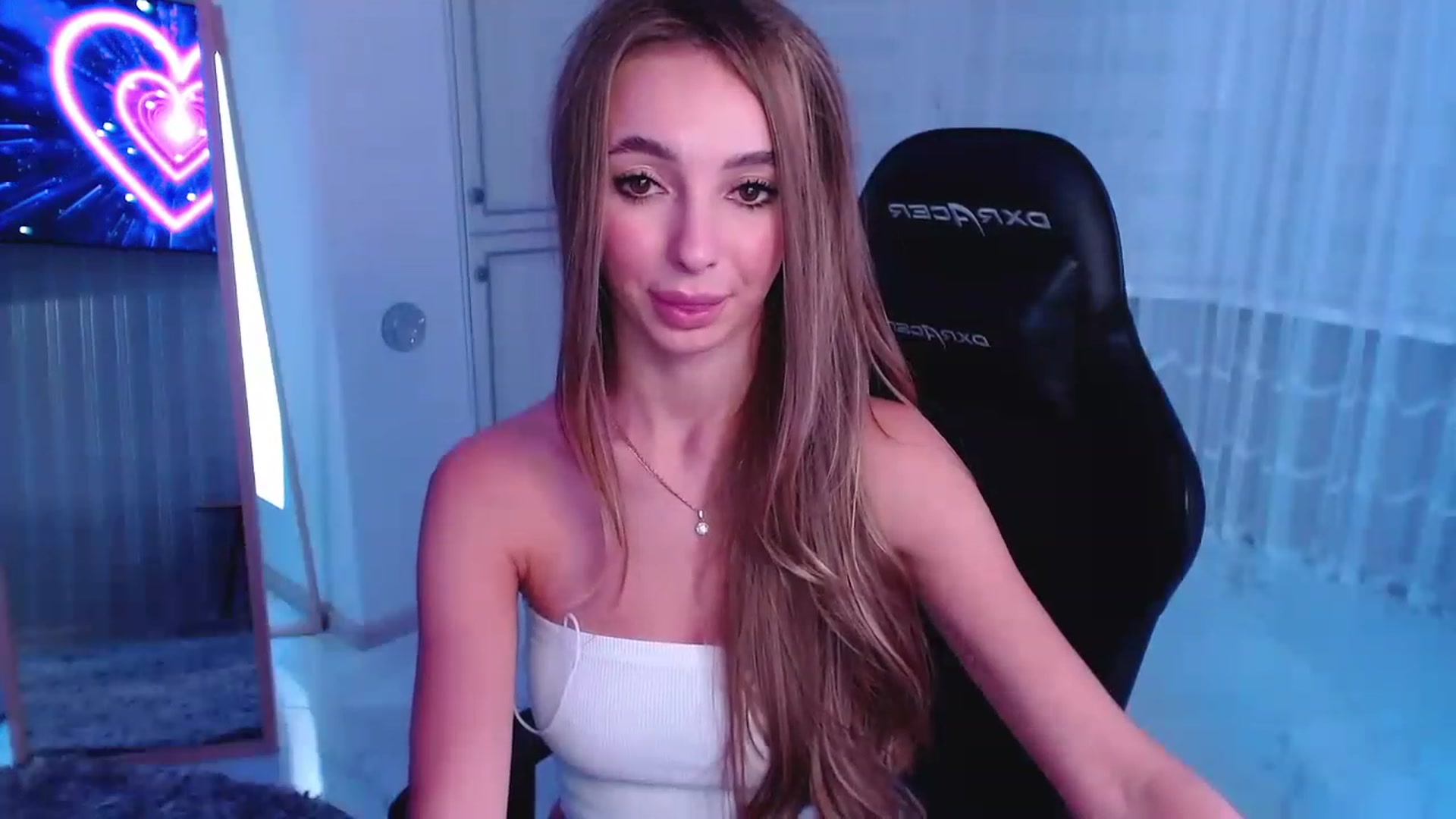 Gallery image thumbnail from AngelLove__'s myfreecams stream on, 12/01/2022, 23:49 image 7 of 20