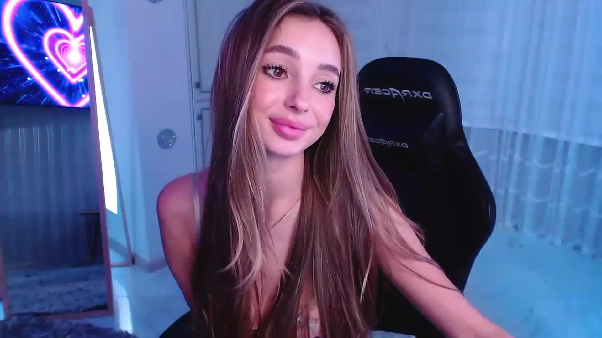 Gallery image thumbnail from AngelLove__'s myfreecams stream on, 12/02/2022, 01:13 image 10 of 20