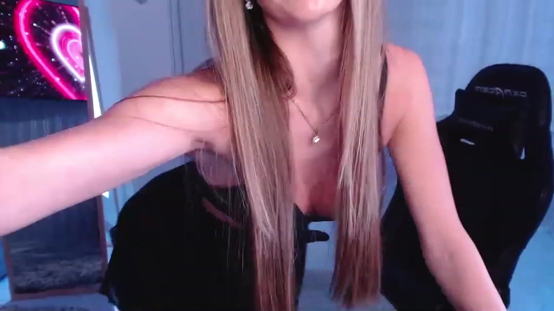 Gallery image thumbnail from AngelLove__'s myfreecams stream on, 12/04/2022, 18:47 image 1 of 20