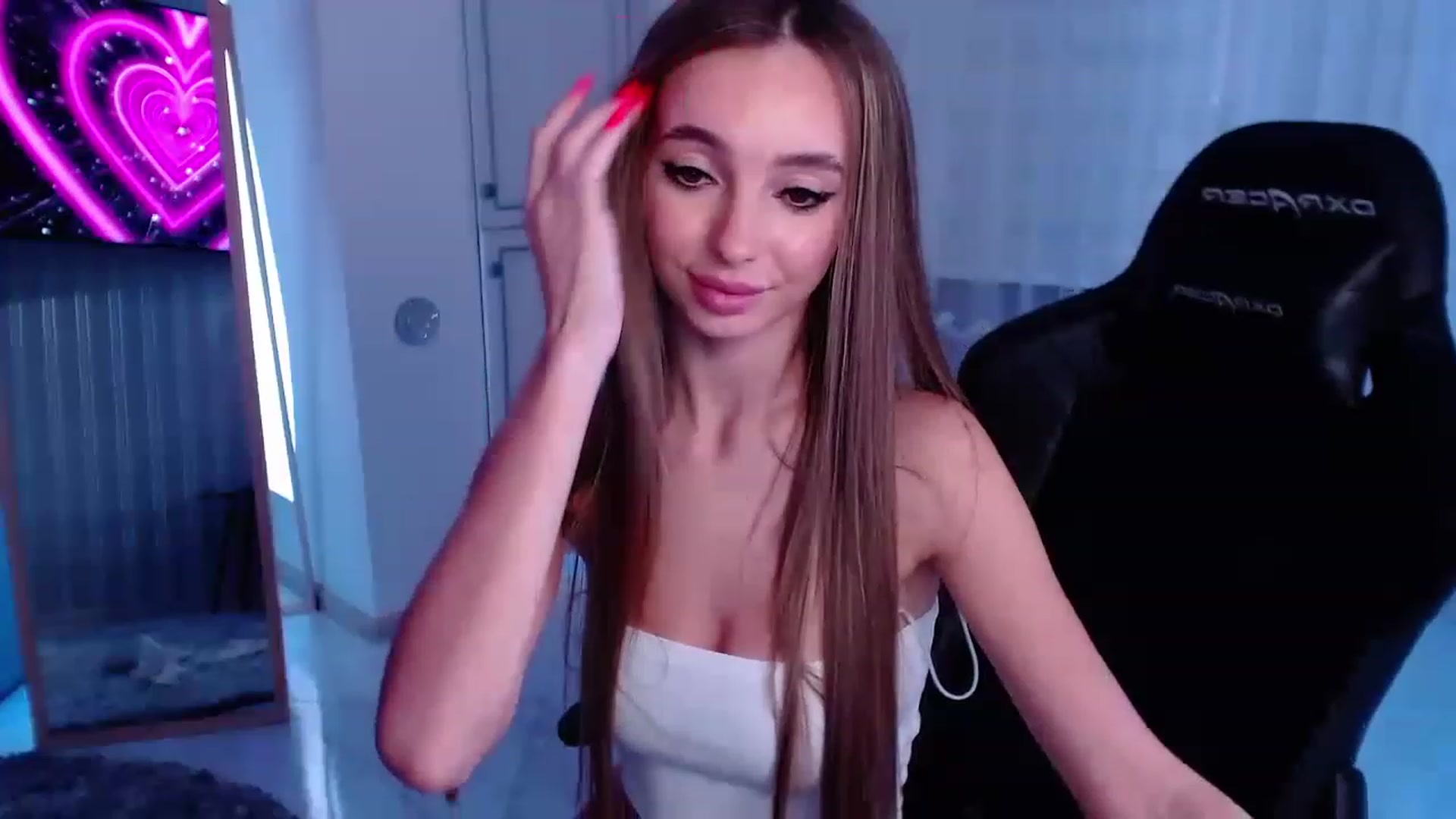 Gallery image thumbnail from AngelLove__'s myfreecams stream on, 12/25/2022, 23:26 image 11 of 20