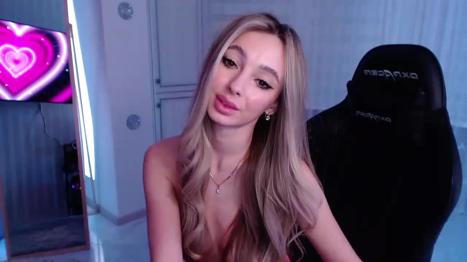 Gallery image thumbnail from AngelLove__'s myfreecams stream on, 03/01/2023, 22:34 image 20 of 20