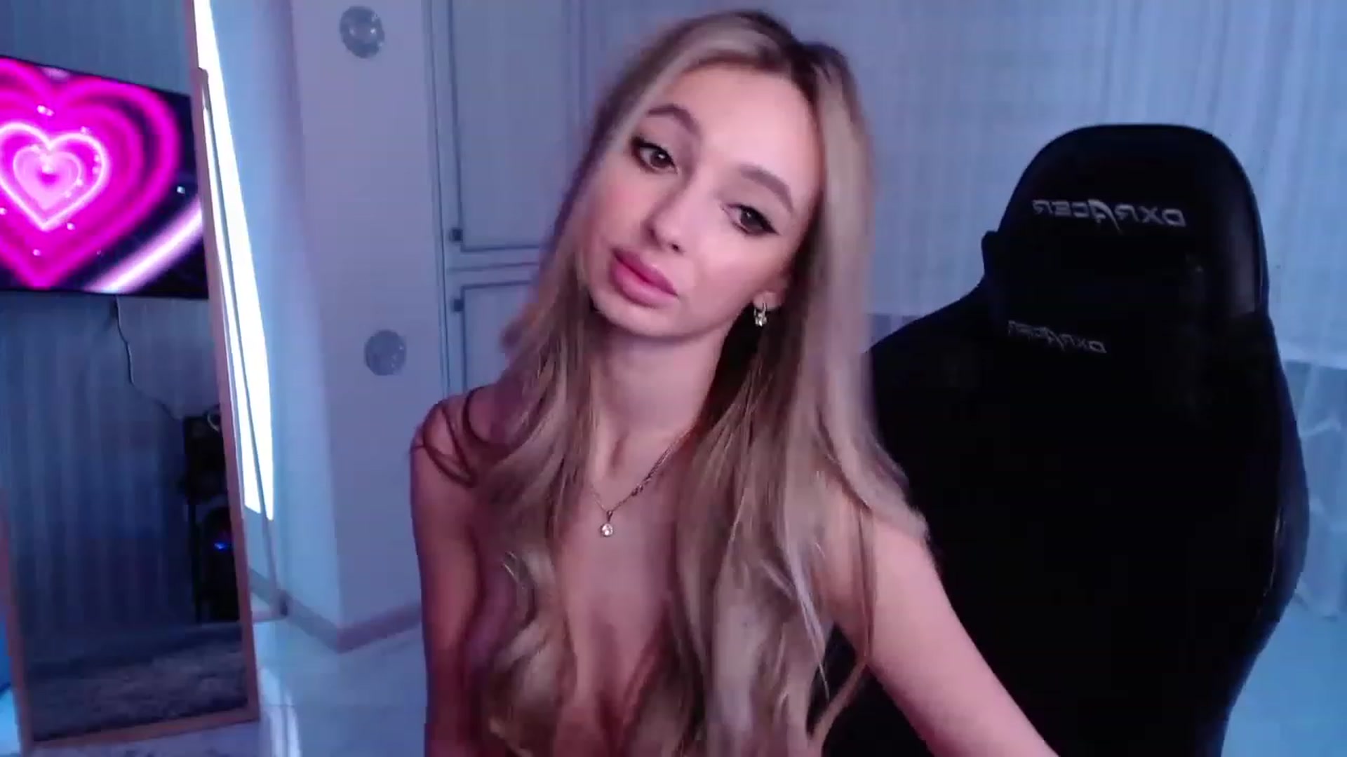 Gallery image thumbnail from AngelLove__'s myfreecams stream on, 03/01/2023, 22:34 image 18 of 20