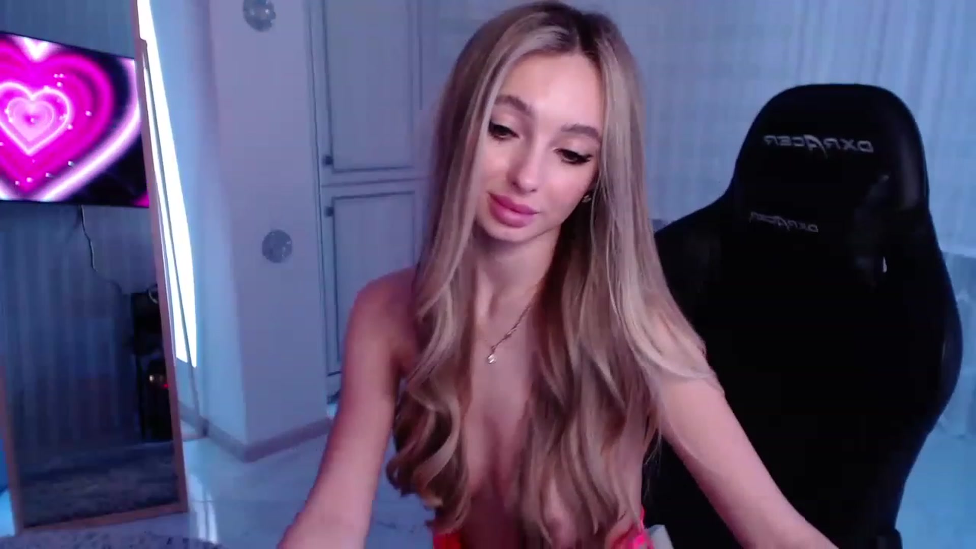 Gallery image thumbnail from AngelLove__'s myfreecams stream on, 03/02/2023, 01:30 image 4 of 20