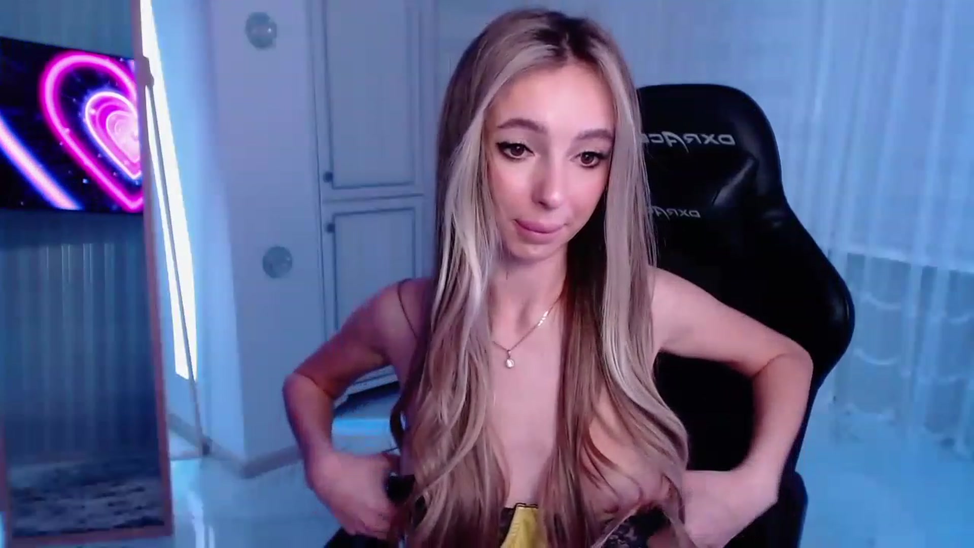 Gallery image thumbnail from AngelLove__'s myfreecams stream on, 03/02/2023, 23:05 image 11 of 20
