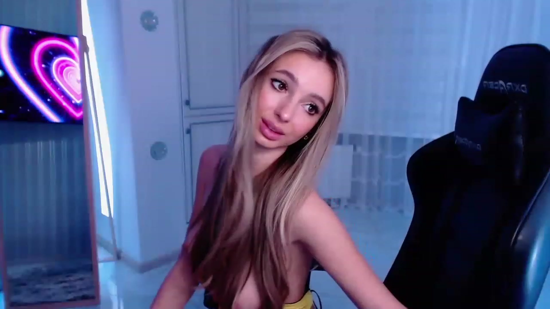 Gallery image thumbnail from AngelLove__'s myfreecams stream on, 03/02/2023, 23:05 image 19 of 20