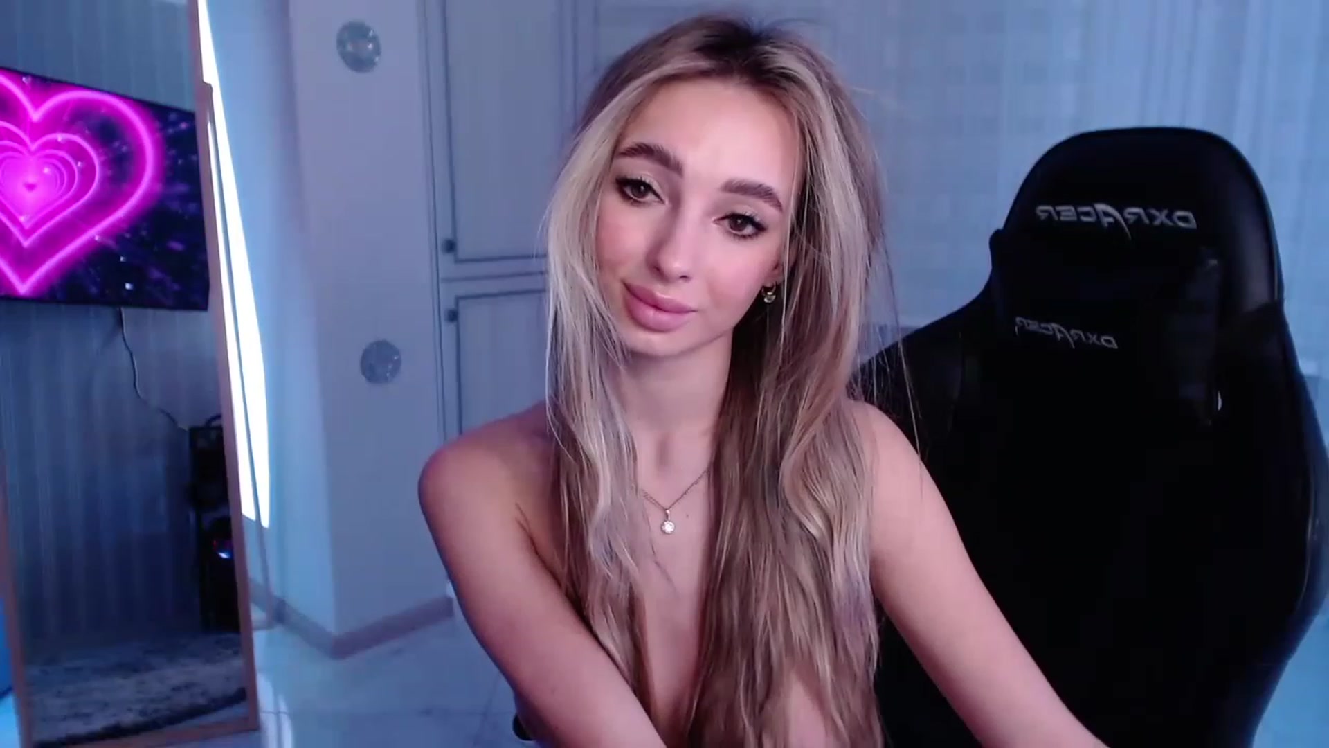 Gallery image thumbnail from AngelLove__'s myfreecams stream on, 03/07/2023, 22:30 image 4 of 20