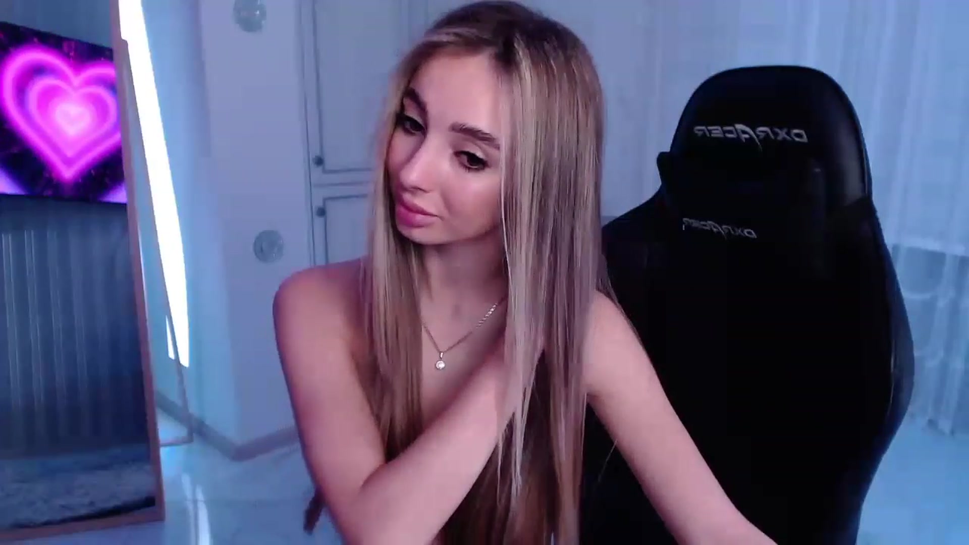 Gallery image thumbnail from AngelLove__'s myfreecams stream on, 03/10/2023, 24:36 image 18 of 20