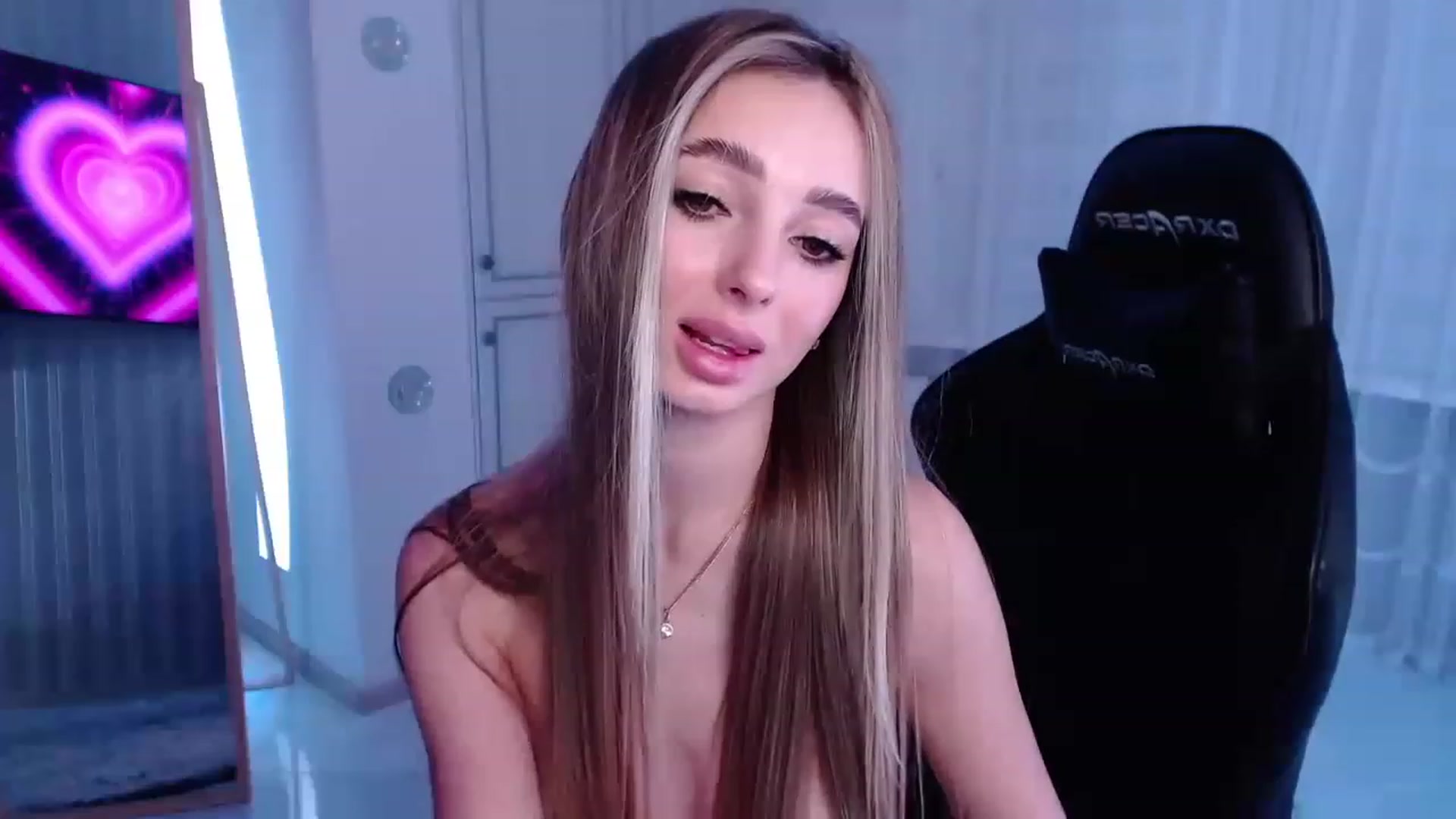 Gallery image thumbnail from AngelLove__'s myfreecams stream on, 03/10/2023, 01:16 image 5 of 20