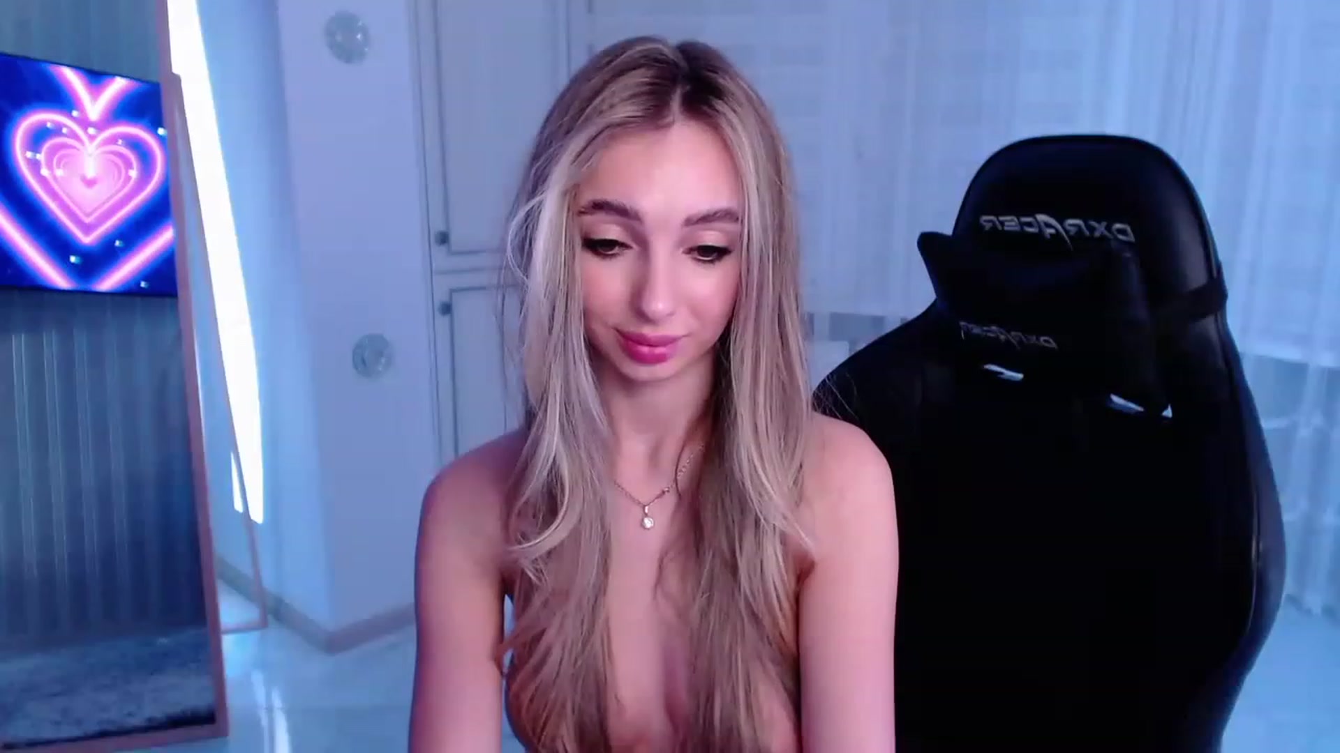 Gallery image thumbnail from AngelLove__'s myfreecams stream on, 03/14/2023, 24:01 image 6 of 20