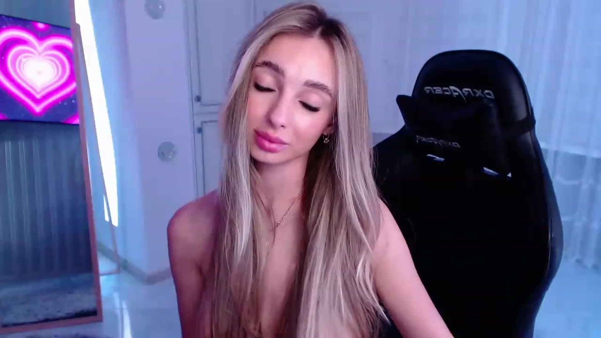 Gallery image thumbnail from AngelLove__'s myfreecams stream on, 03/14/2023, 01:39 image 7 of 20