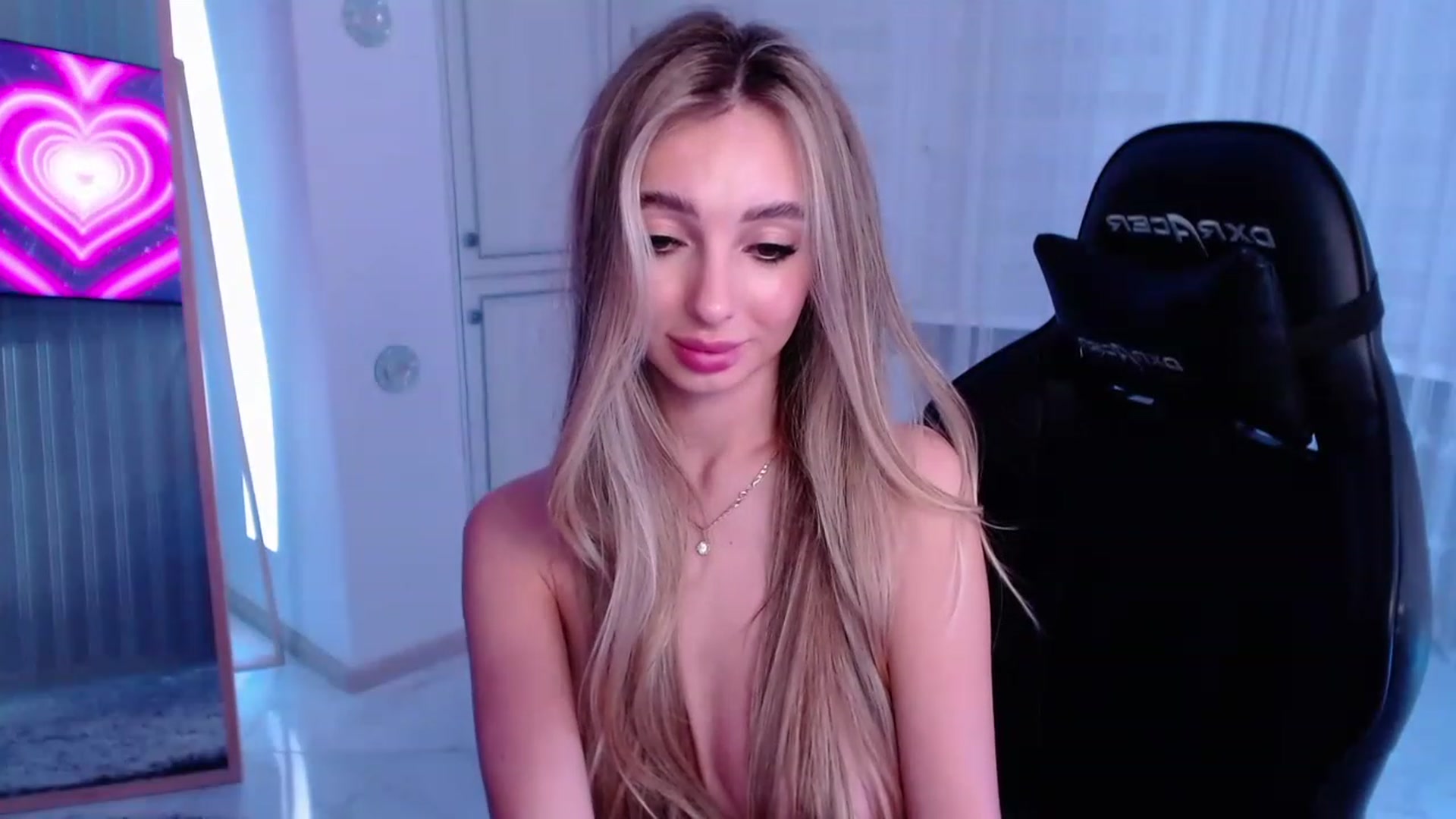 Gallery image thumbnail from AngelLove__'s myfreecams stream on, 03/14/2023, 01:39 image 18 of 20