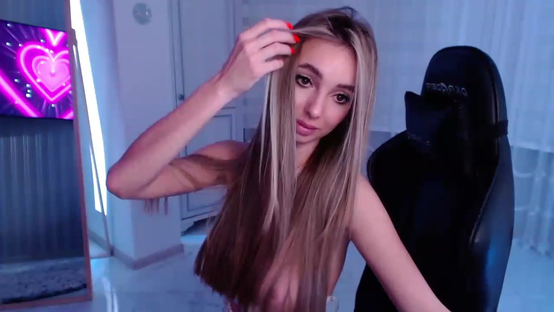 Gallery image thumbnail from AngelLove__'s myfreecams stream on, 03/15/2023, 24:24 image 16 of 20