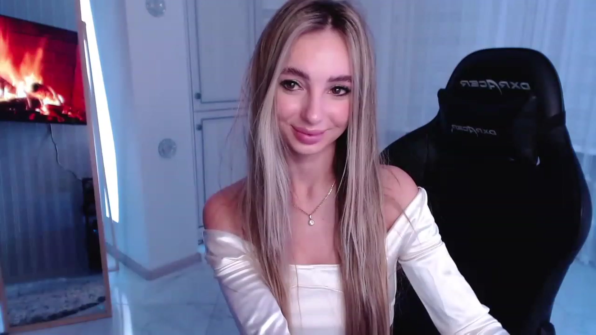 Gallery image thumbnail from AngelLove__'s myfreecams stream on, 03/15/2023, 23:36 image 6 of 20