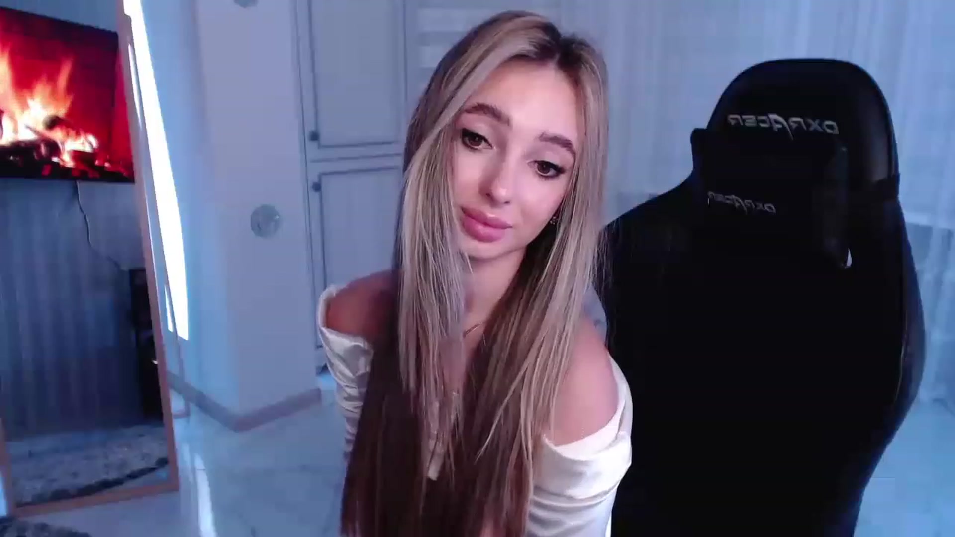 Gallery image thumbnail from AngelLove__'s myfreecams stream on, 03/16/2023, 24:27 image 7 of 20