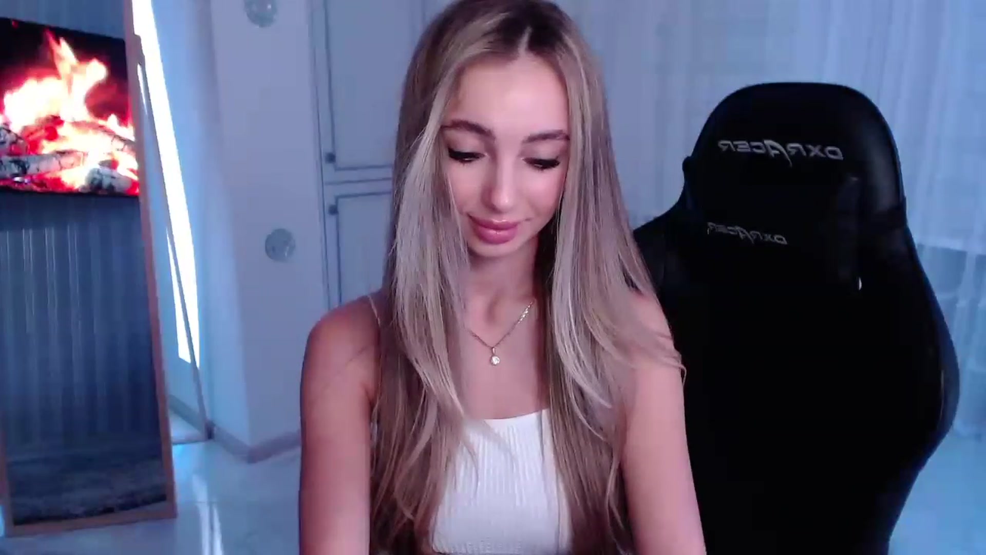 Gallery image thumbnail from AngelLove__'s myfreecams stream on, 03/26/2023, 22:10 image 9 of 20