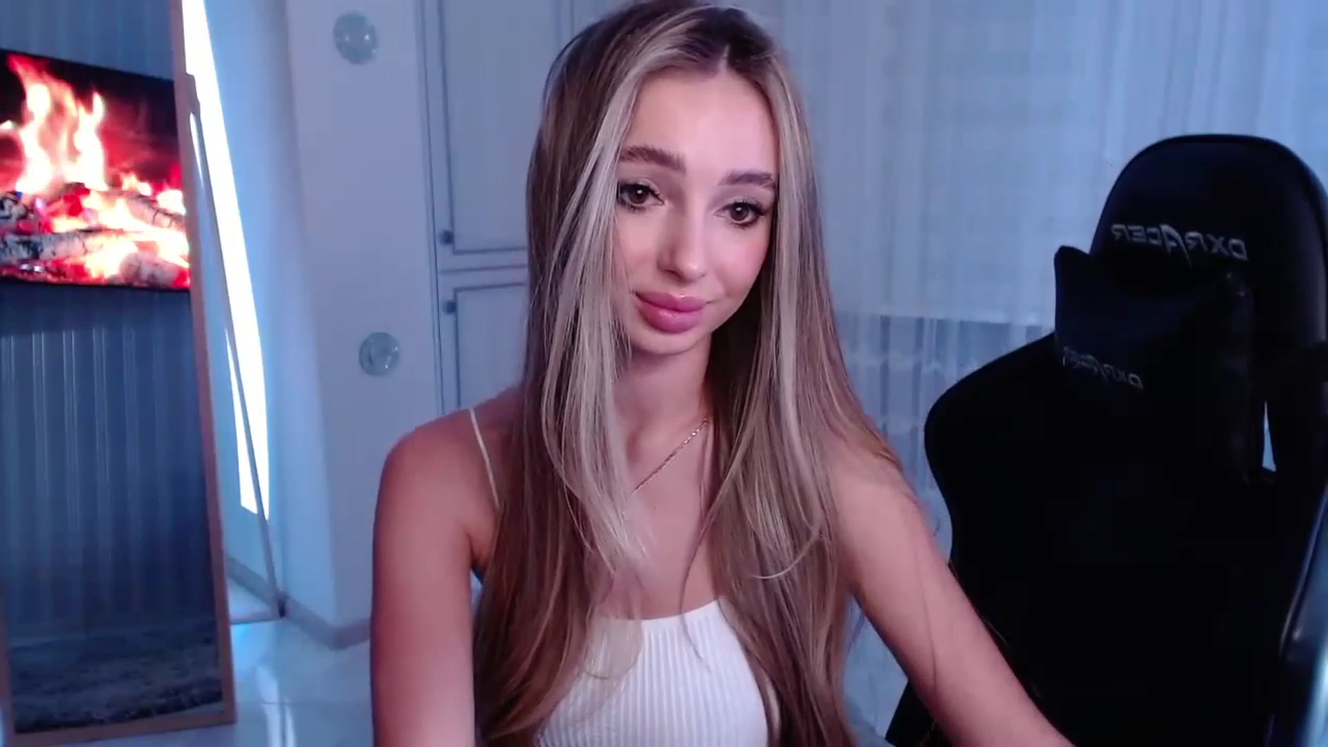 Gallery image thumbnail from AngelLove__'s myfreecams stream on, 03/26/2023, 22:10 image 11 of 20