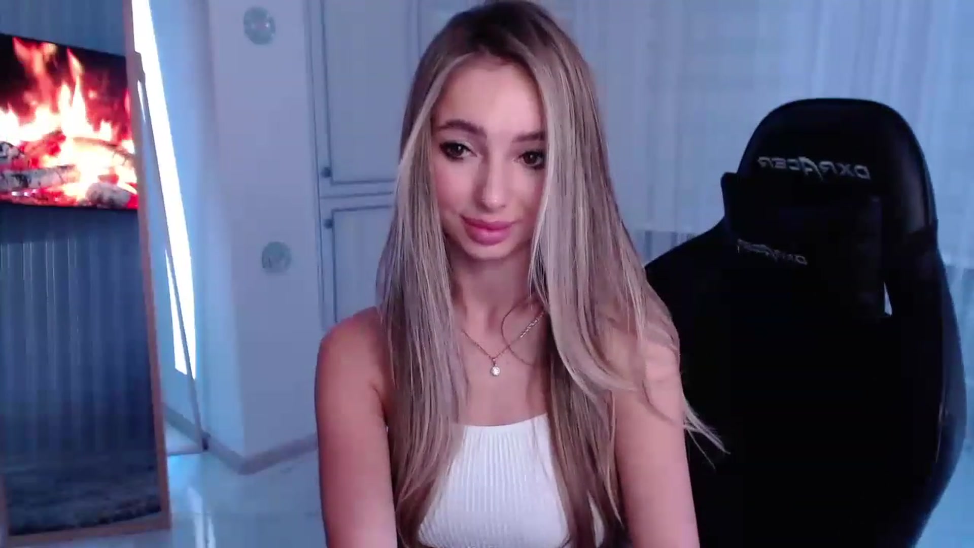 Gallery image thumbnail from AngelLove__'s myfreecams stream on, 03/26/2023, 22:10 image 4 of 20