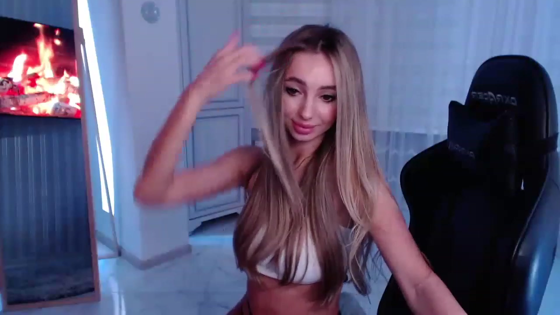 Gallery image thumbnail from AngelLove__'s myfreecams stream on, 03/26/2023, 23:10 image 4 of 20