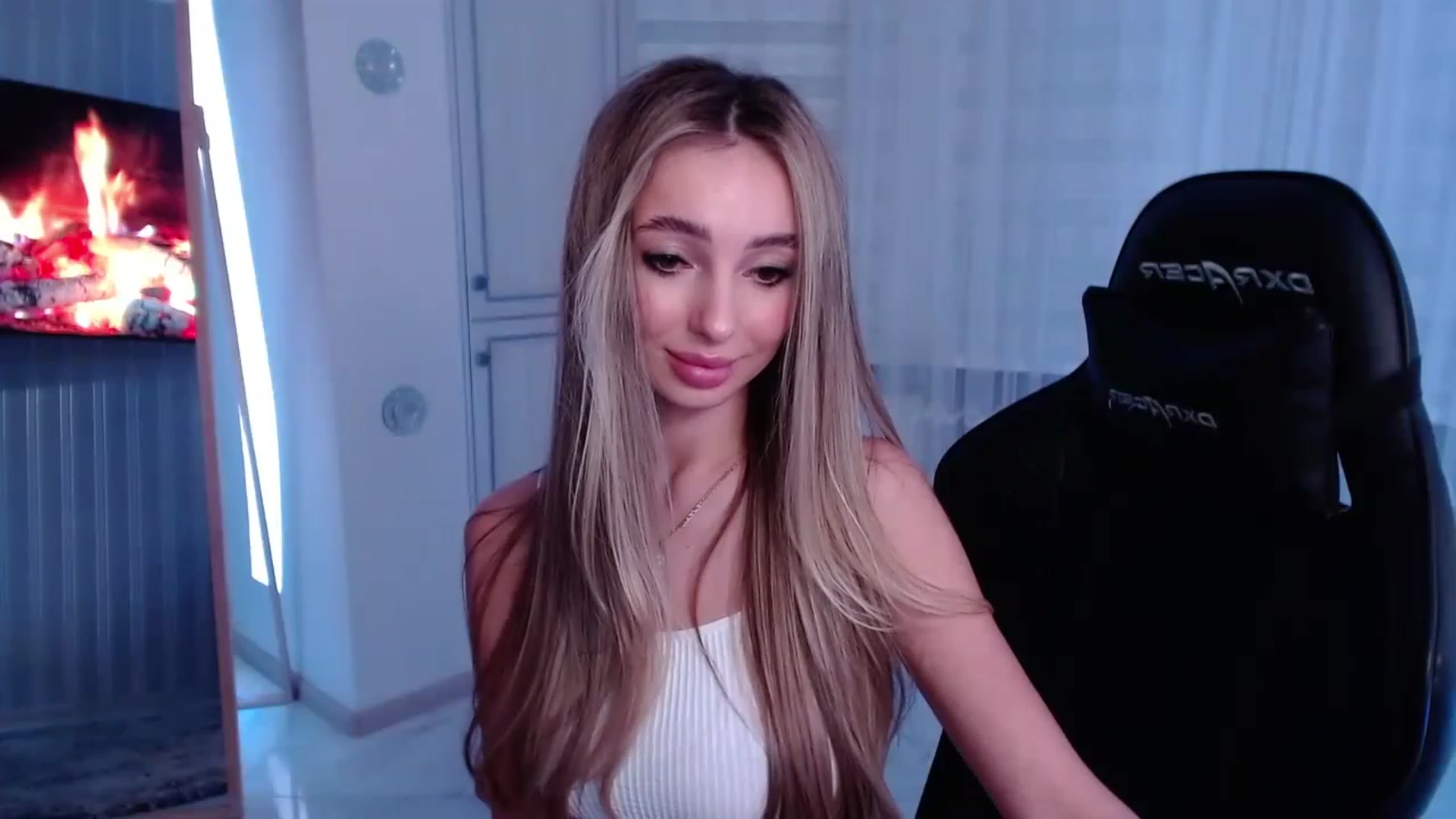 Gallery image thumbnail from AngelLove__'s myfreecams stream on, 03/26/2023, 23:10 image 12 of 20