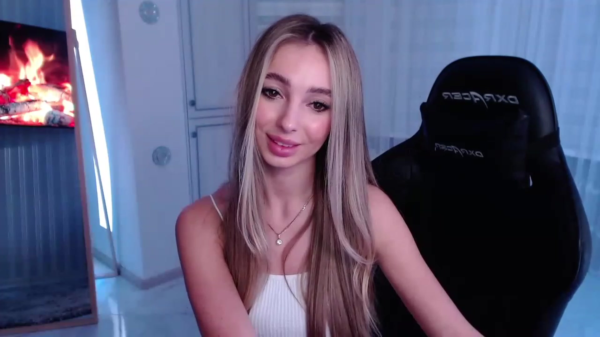 Gallery image thumbnail from AngelLove__'s myfreecams stream on, 03/26/2023, 23:10 image 10 of 20