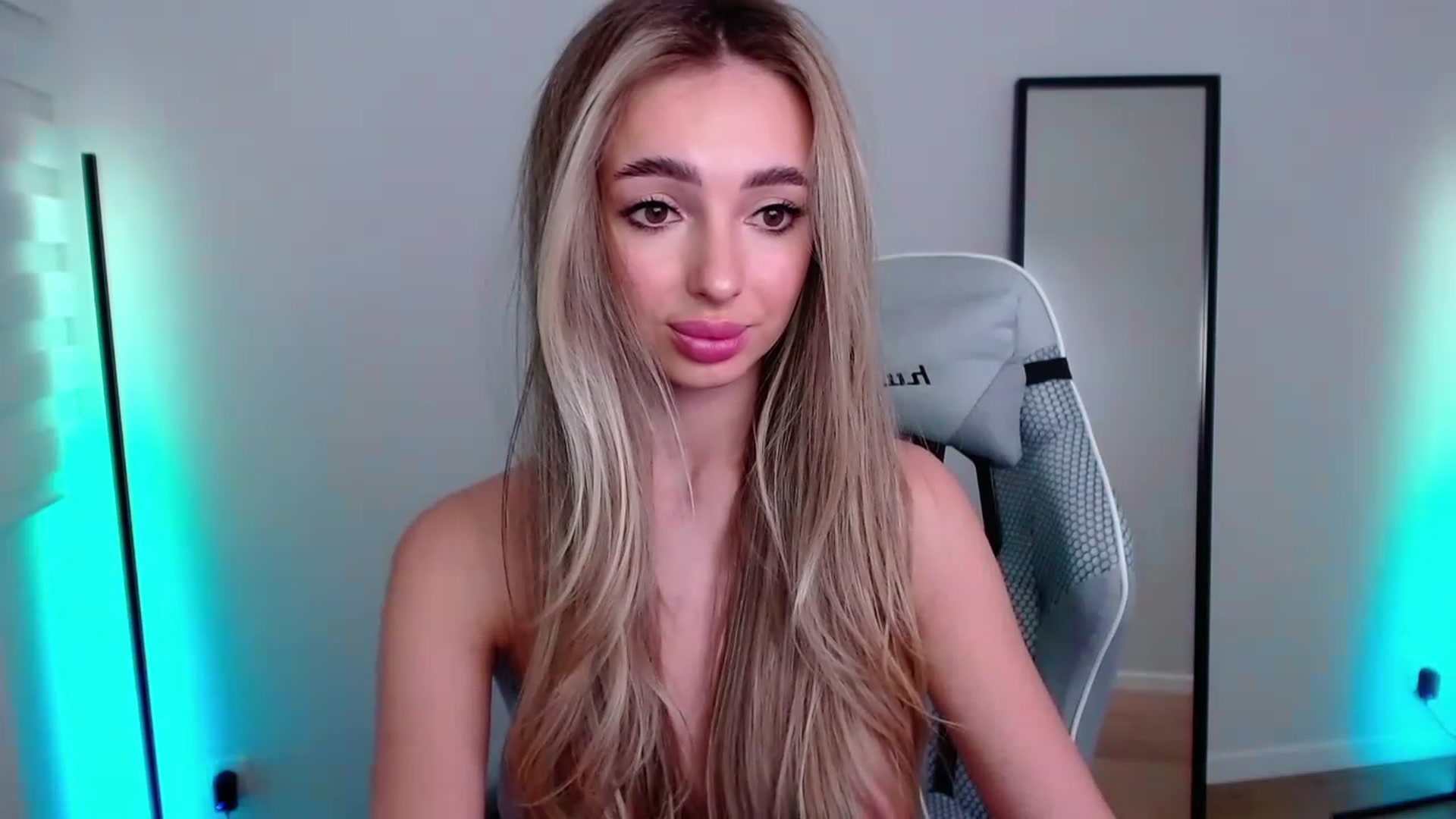 Gallery image thumbnail from AngelLove__'s myfreecams stream on, 04/19/2023, 22:11 image 11 of 20