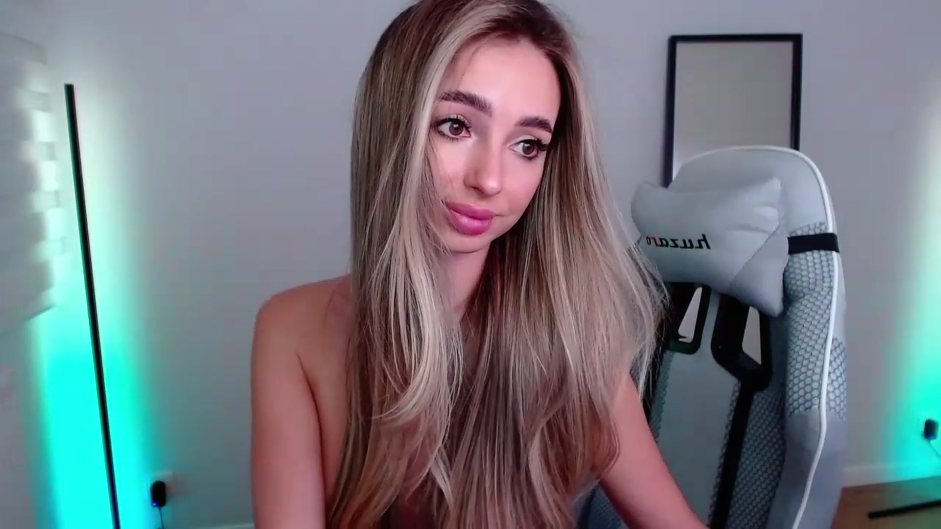 Gallery image thumbnail from AngelLove__'s myfreecams stream on, 04/19/2023, 22:11 image 14 of 20