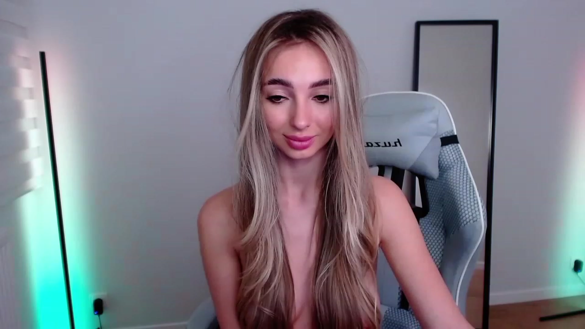 Gallery image thumbnail from AngelLove__'s myfreecams stream on, 04/19/2023, 22:11 image 17 of 20