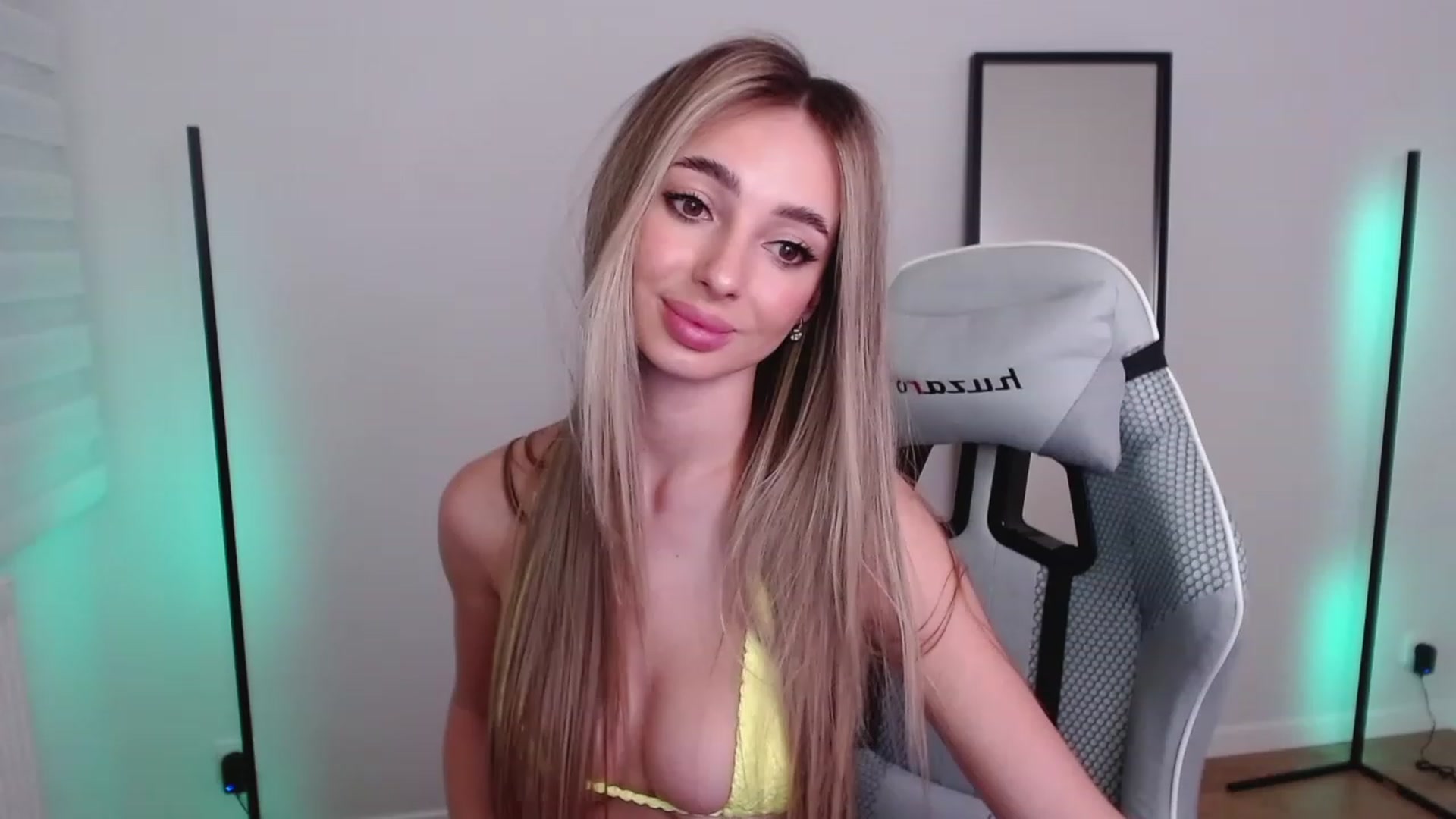 Gallery image thumbnail from AngelLove__'s myfreecams stream on, 04/22/2023, 02:11 image 2 of 20