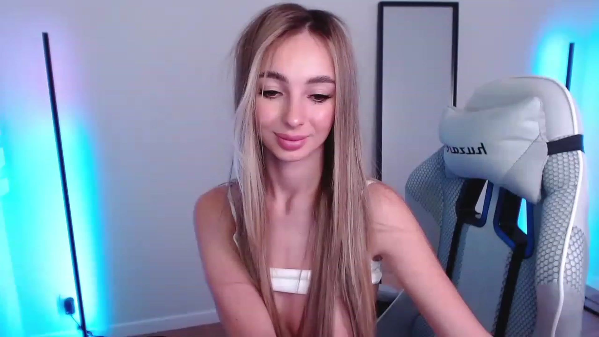 Gallery image thumbnail from AngelLove__'s myfreecams stream on, 04/23/2023, 24:18 image 12 of 20