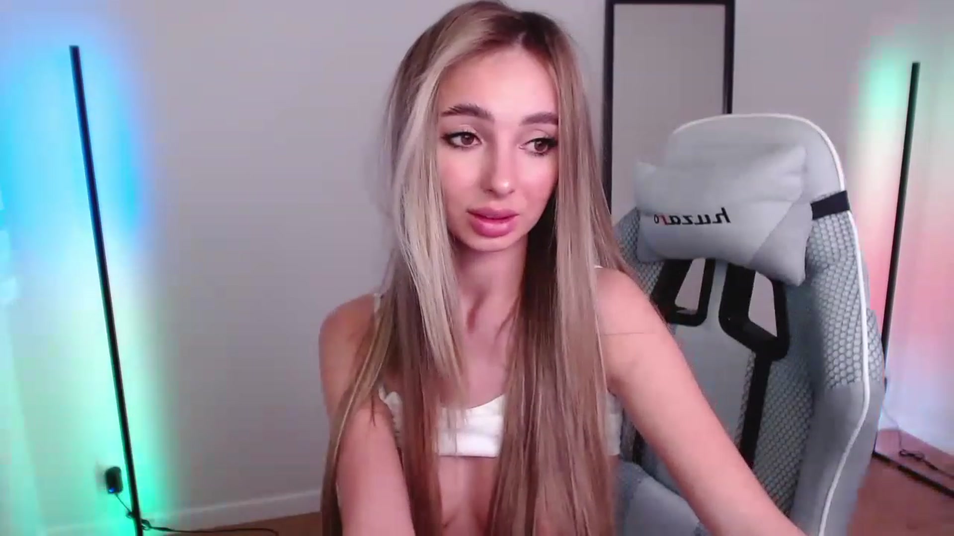 Gallery image thumbnail from AngelLove__'s myfreecams stream on, 04/23/2023, 24:18 image 8 of 20