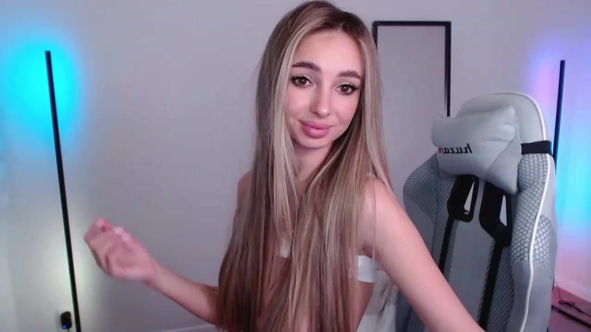 Gallery image thumbnail from AngelLove__'s myfreecams stream on, 04/23/2023, 24:18 image 1 of 20