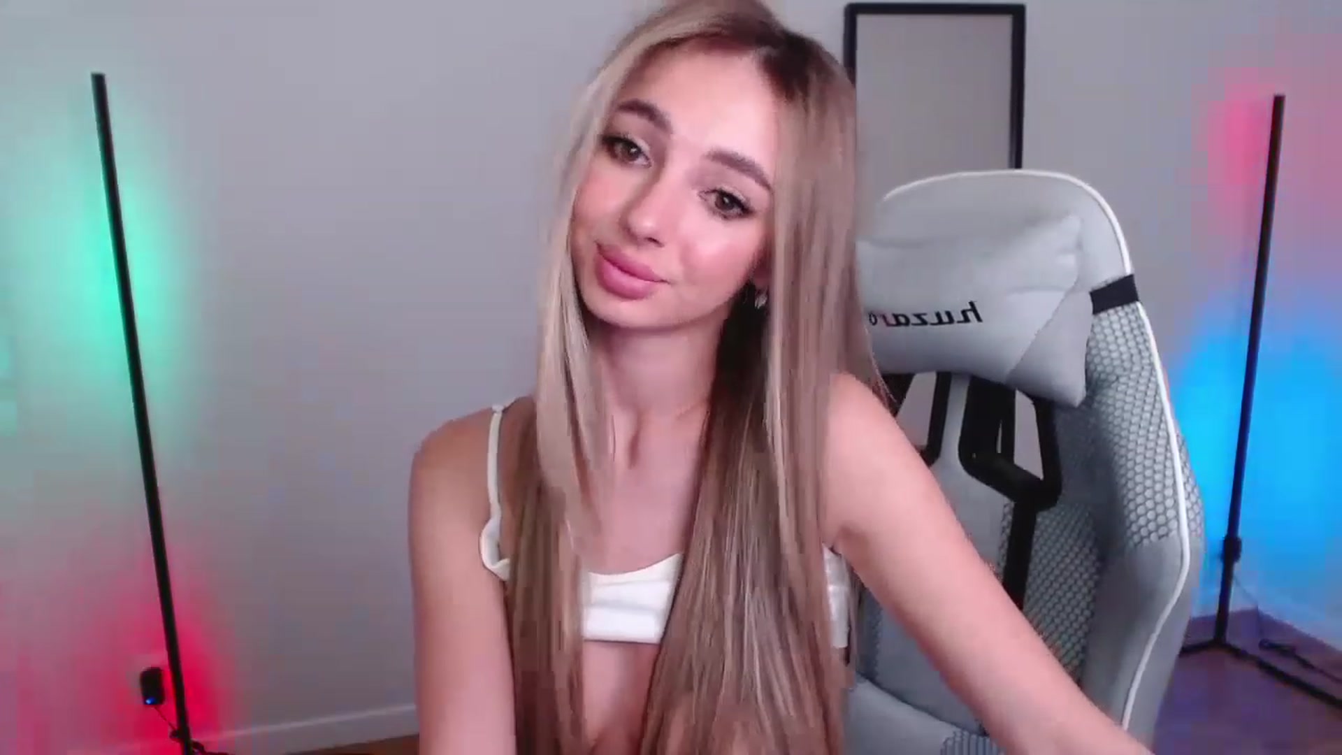 Gallery image thumbnail from AngelLove__'s myfreecams stream on, 04/23/2023, 24:18 image 6 of 20