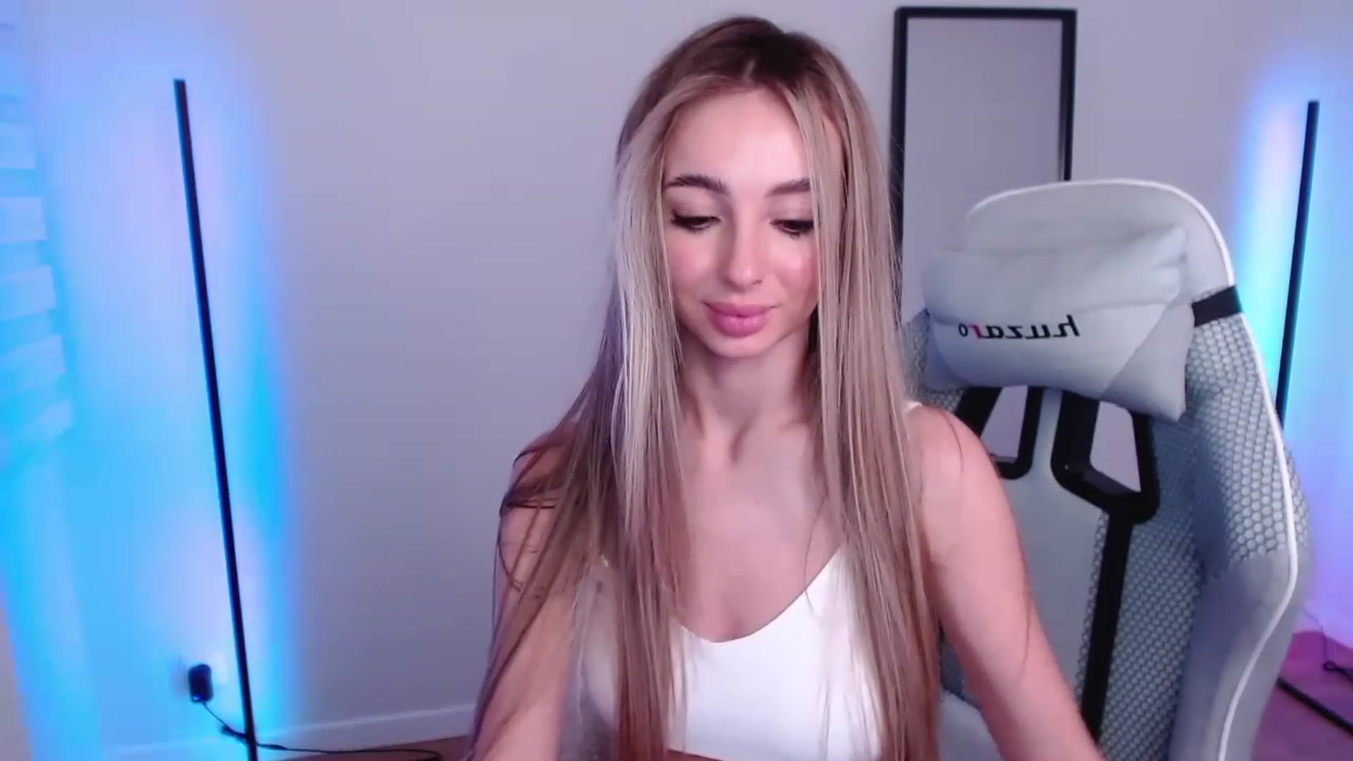 Gallery image thumbnail from AngelLove__'s myfreecams stream on, 04/24/2023, 01:19 image 10 of 20